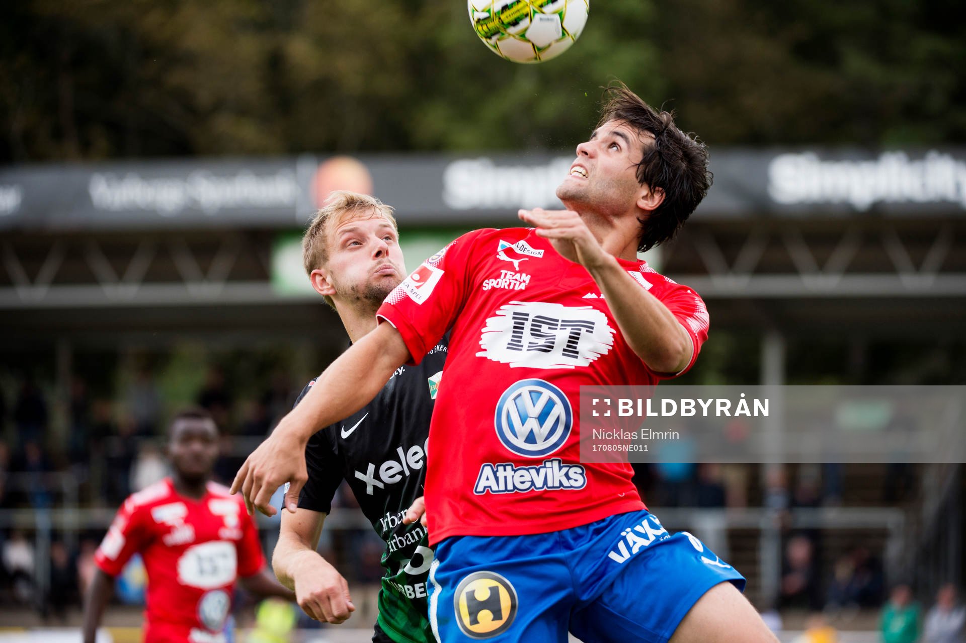 Östers Lars Mendonca Fuhreunder i kamp med Varbergs Jakob Olsson fotbollsmatchen i Superettan mellan Varberg och Öster den 5 augusti 2017 i Göteborg.