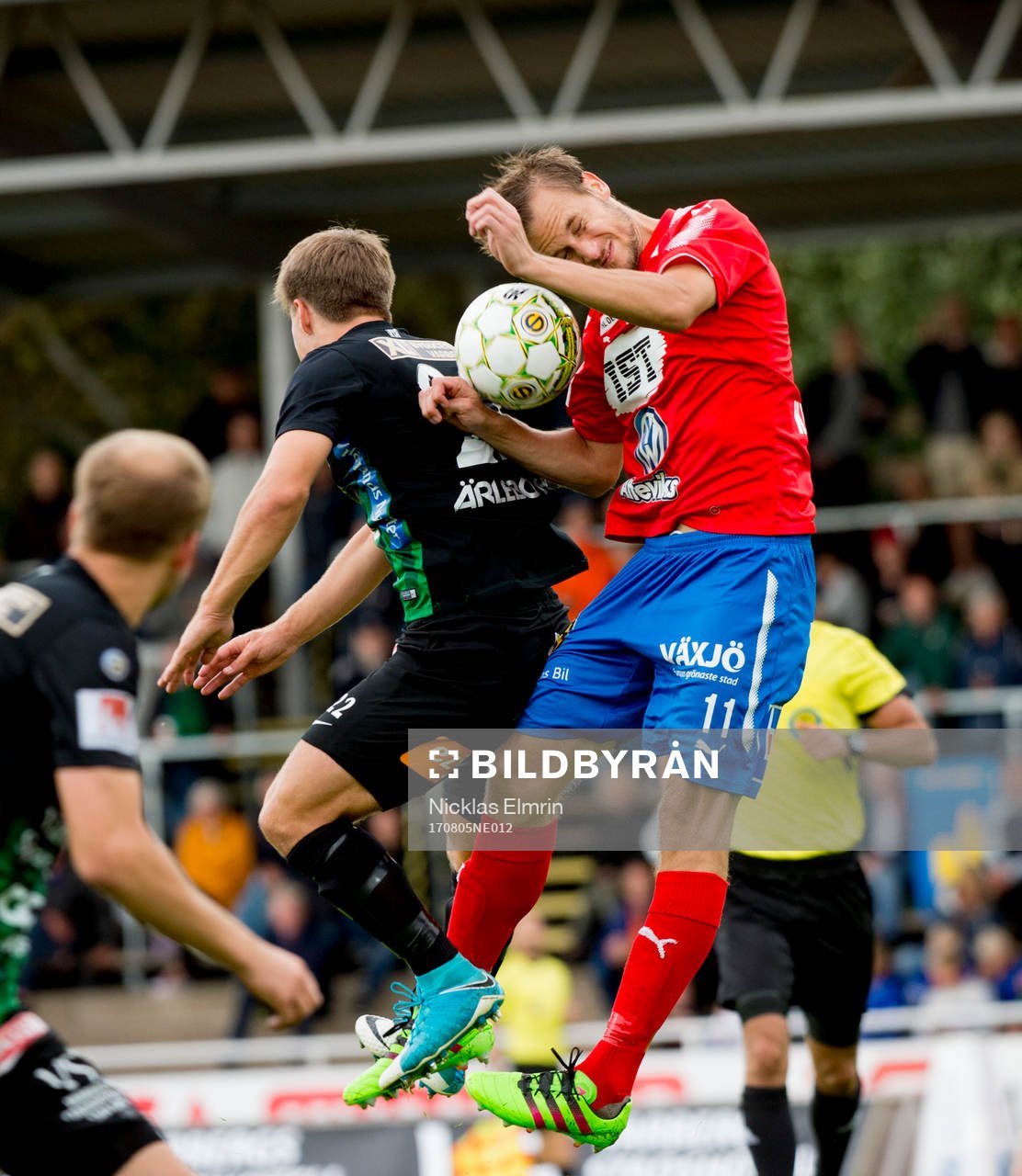 Östers Månz Karlsson i nickduell med Varbergs Joel Palmqvist under fotbollsmatchen i Superettan mellan Varberg och Öster den 5 augusti 2017 i Göteborg.