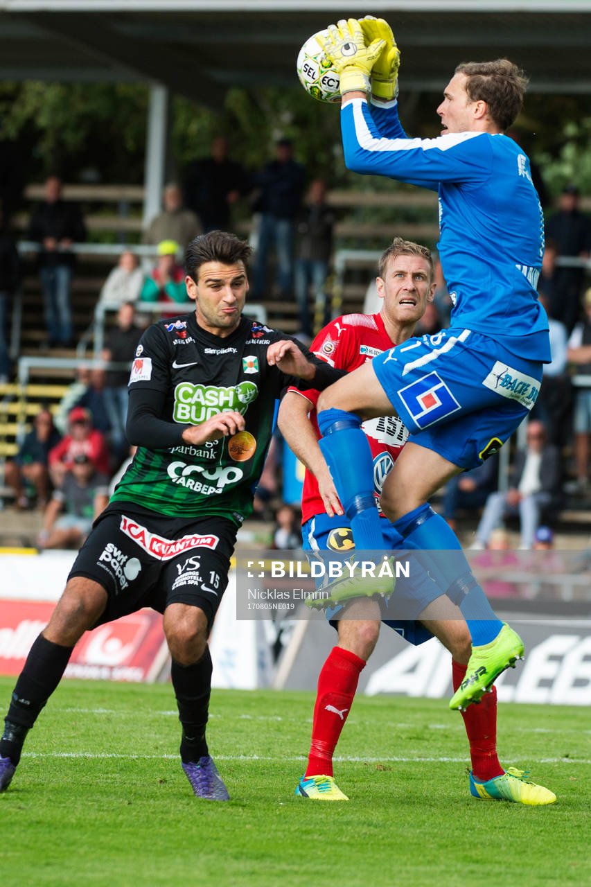 Östers målvakt Robin Malmkvist plockar bollen