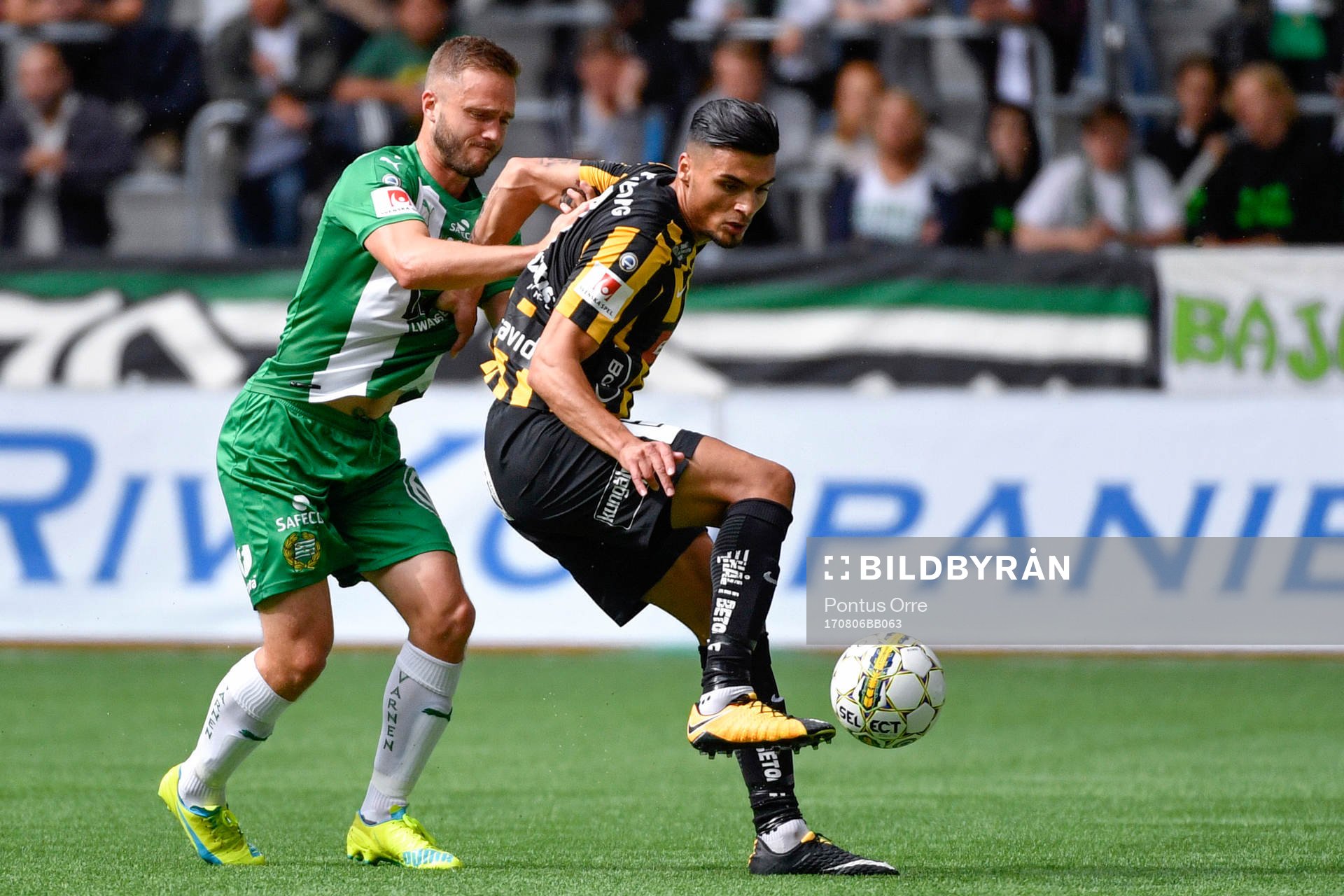 Hammarbys Mats Solheim och Häckens Ahmed Yasini kamp om