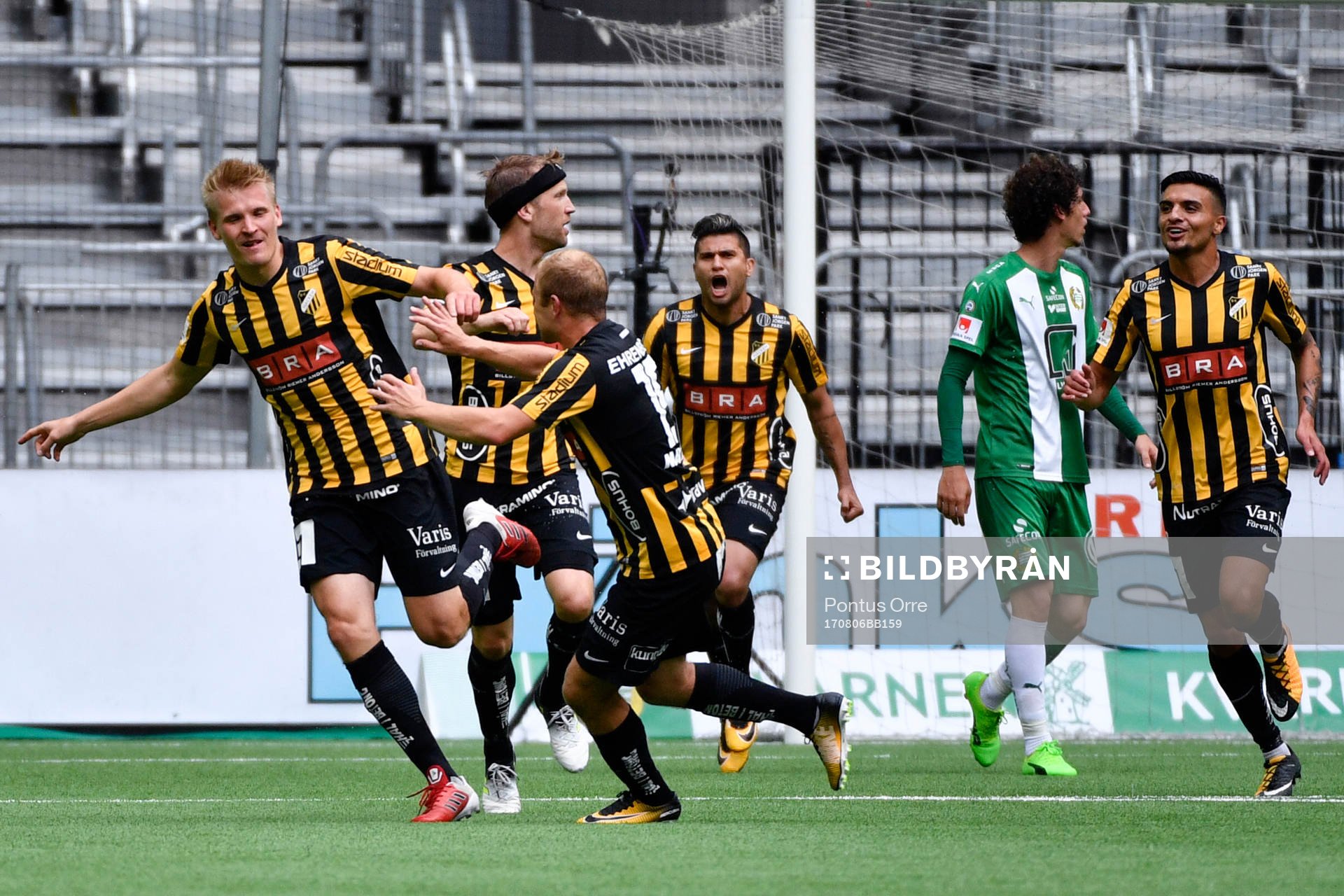 Häckens Juhani Ojala gör 0-1-målet och jublar med Kari Arkivuo under fotbollsmatchen i Allsvenskan mellan Hammarby och Häcken den 6 augusti 2017 i Stockholm.