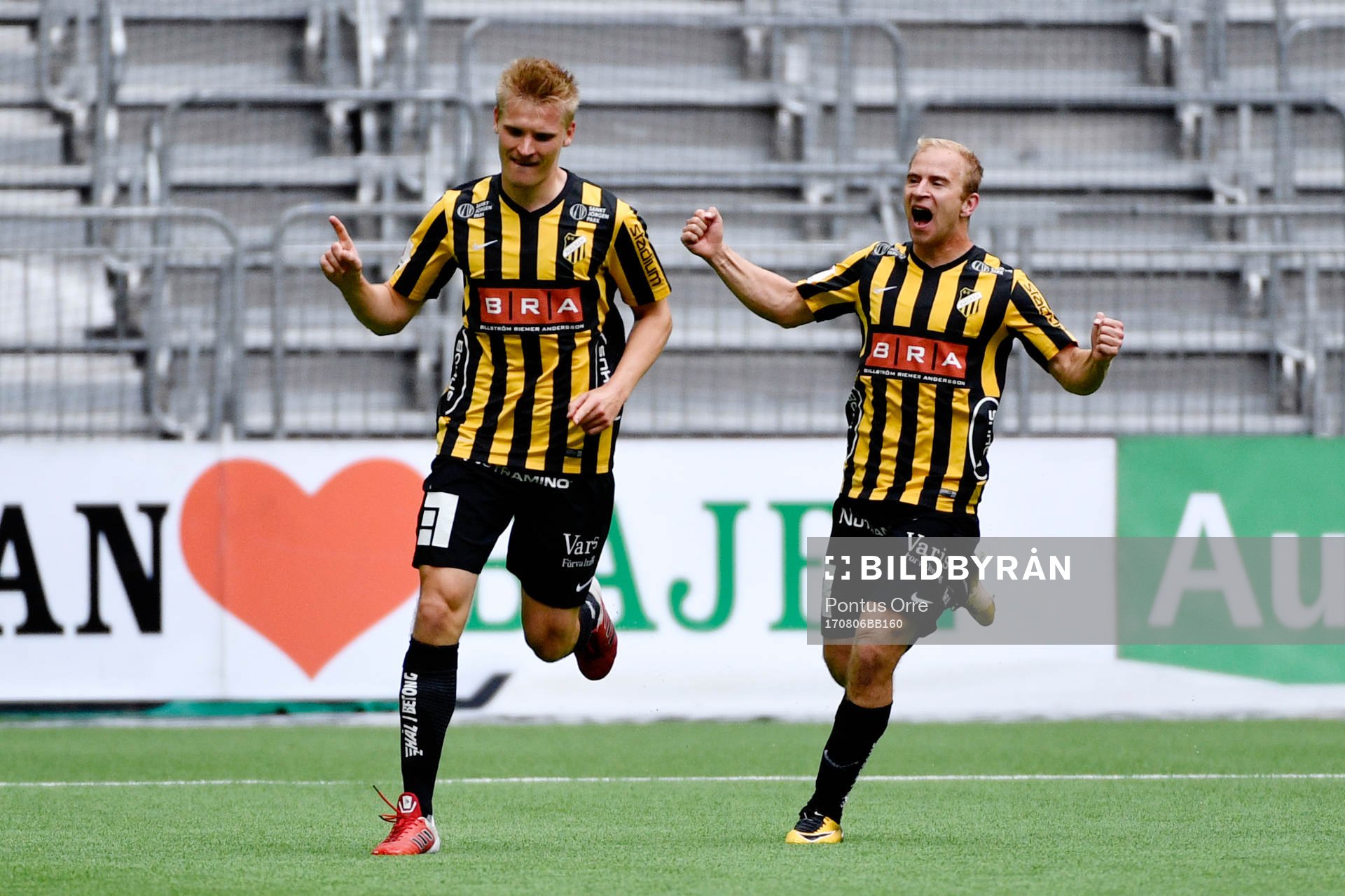 Häckens Juhani Ojala gör 0-1-målet och jublar med Kari