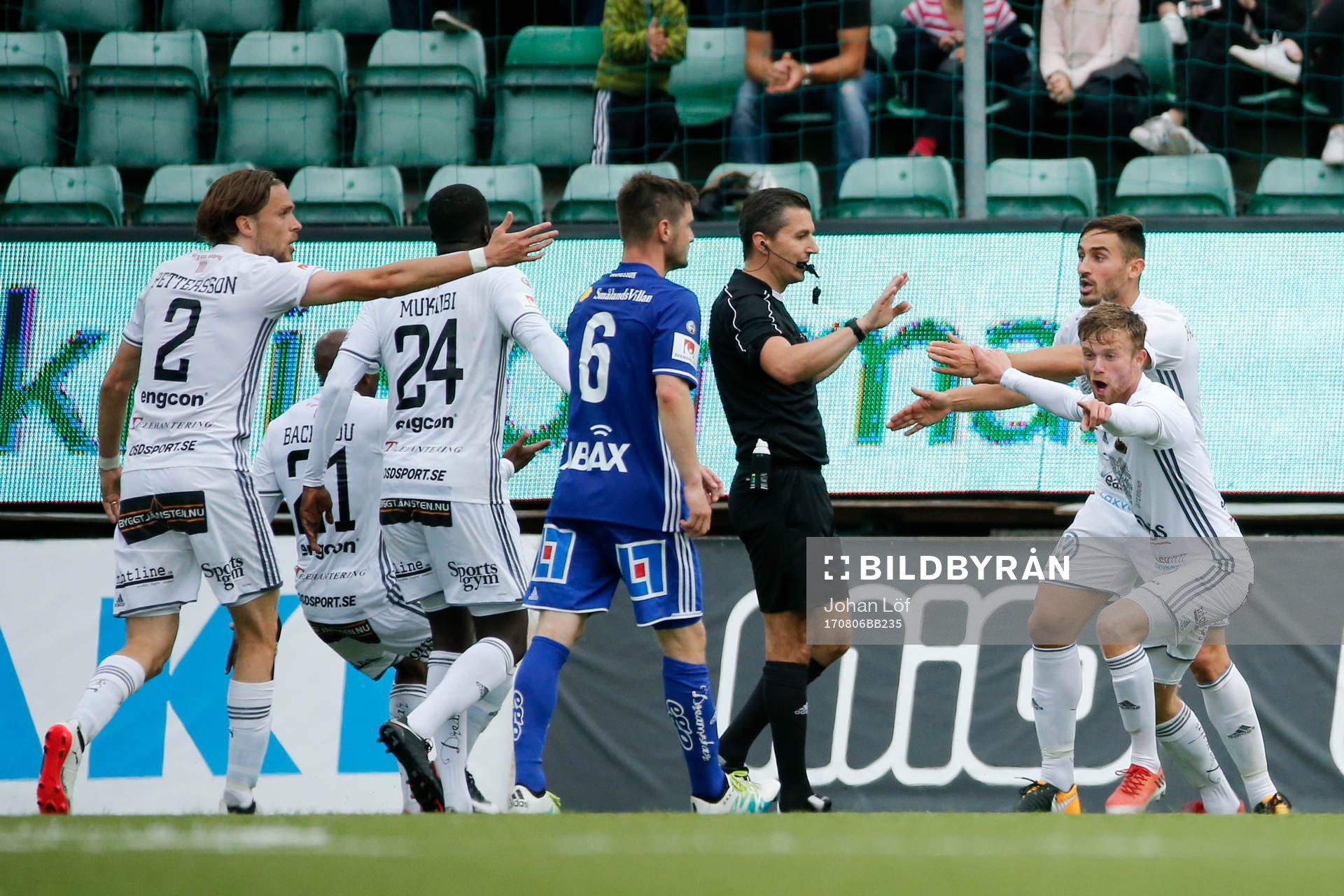 Östersunds spelare reagerar mot domare Bojan Pandzic