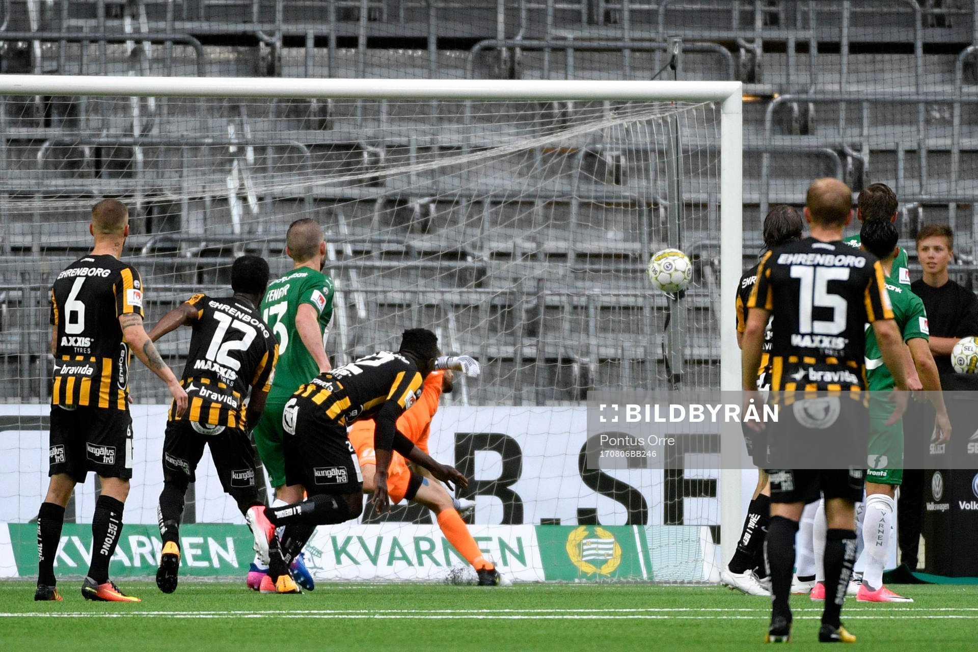 Häckens Paulinho (ej i bild) gör 1-2 på frispark bakom