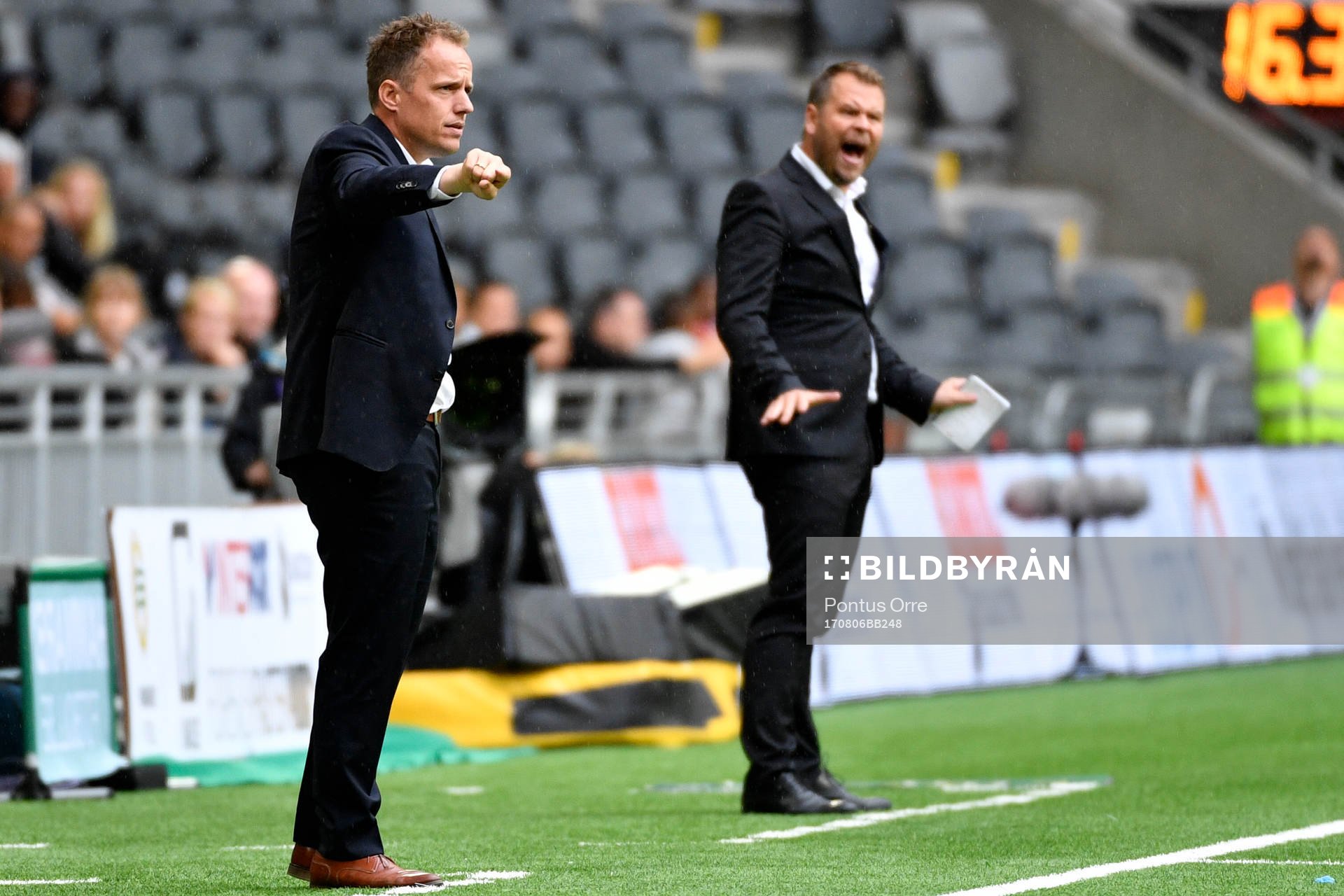 Hammarbys tränare Jakob Michelsen gestikulerar