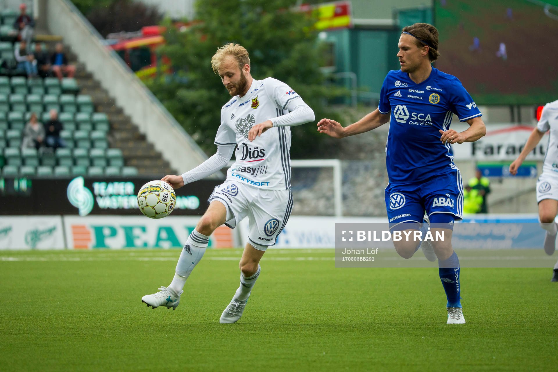 Östersunds Curtis Edwards jagad av Sundsvalls Sebastian