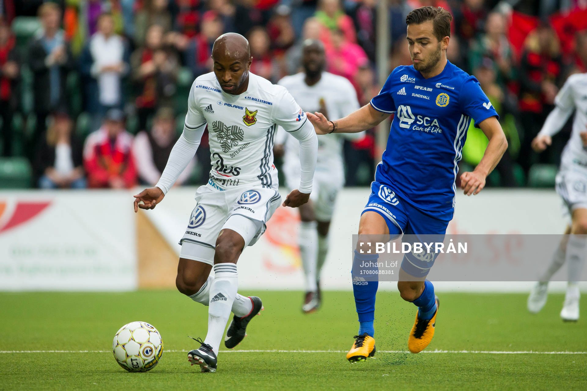 Östersunds Fouad Bachirou i kamp om boll med Sundsvalls