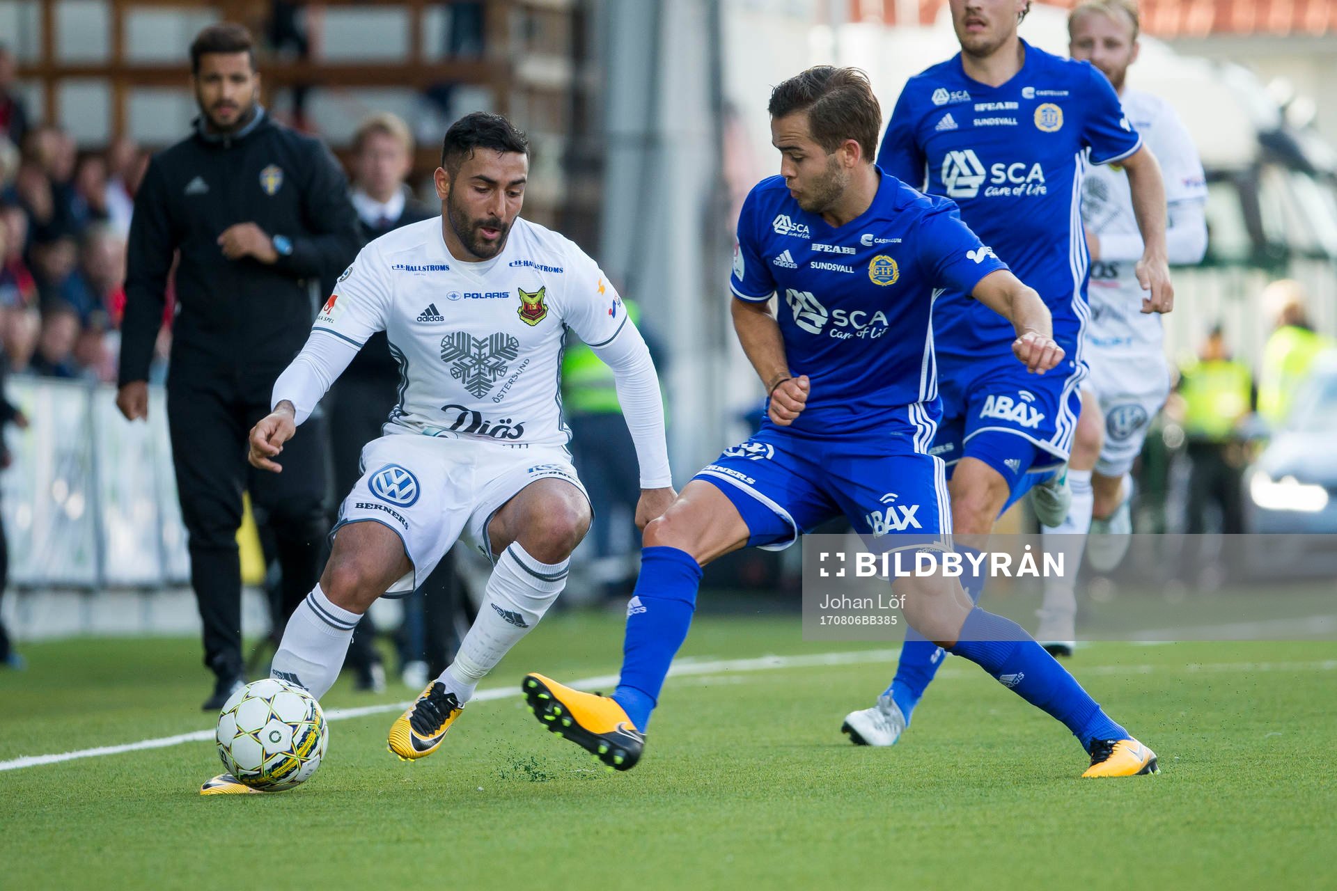 Östersunds Sotirios Papagiannopoulus i kamp om boll med
