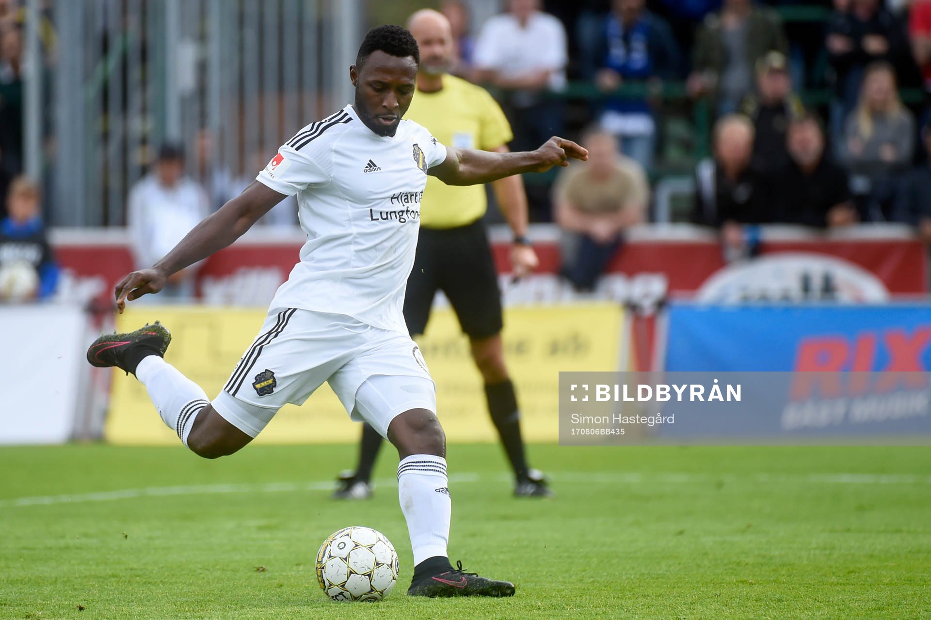 s Chinedu Ogbuke Obasi gör 0-1-målet på straff