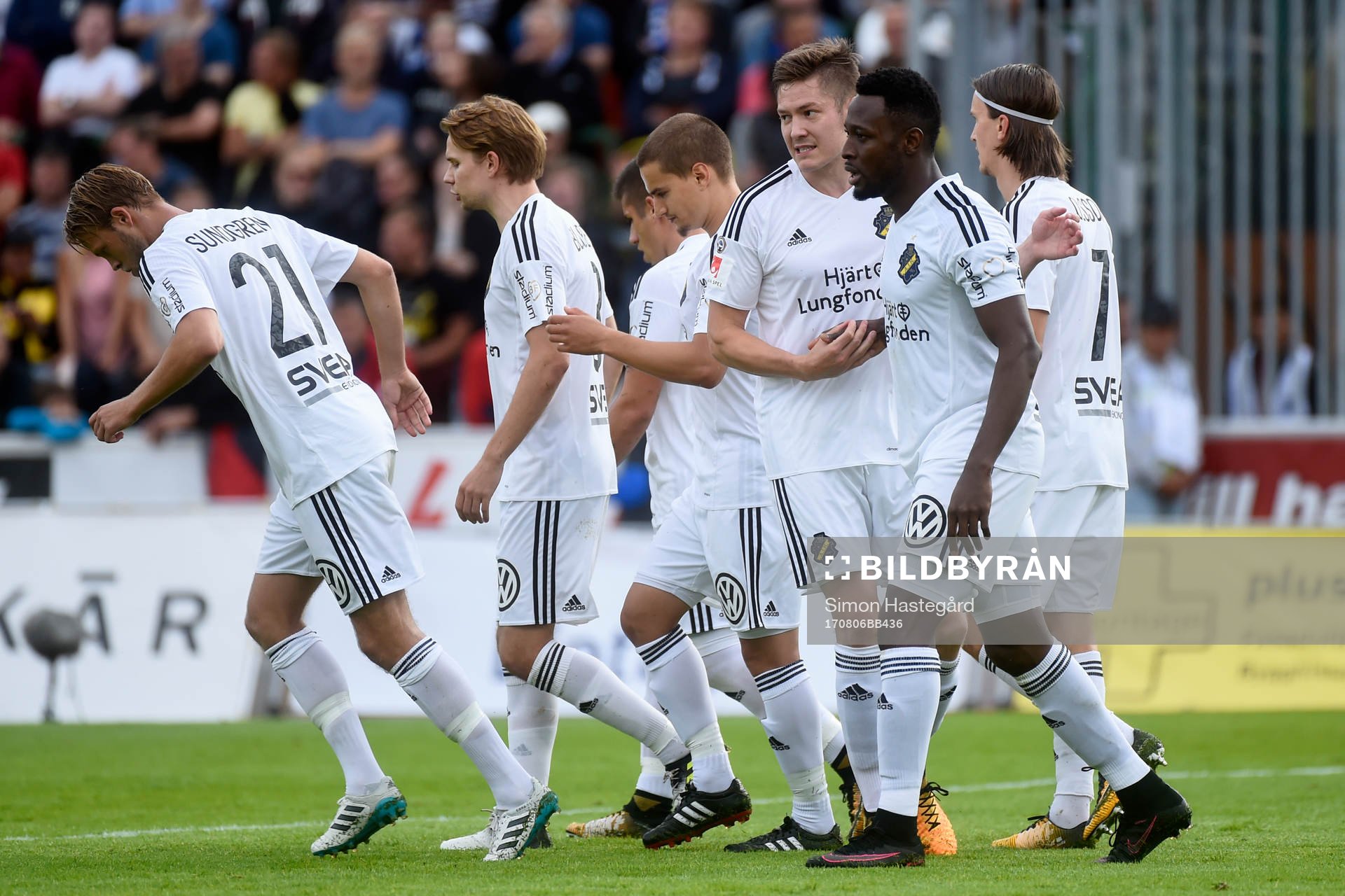 s Chinedu Ogbuke Obasijublar med lagkamrater