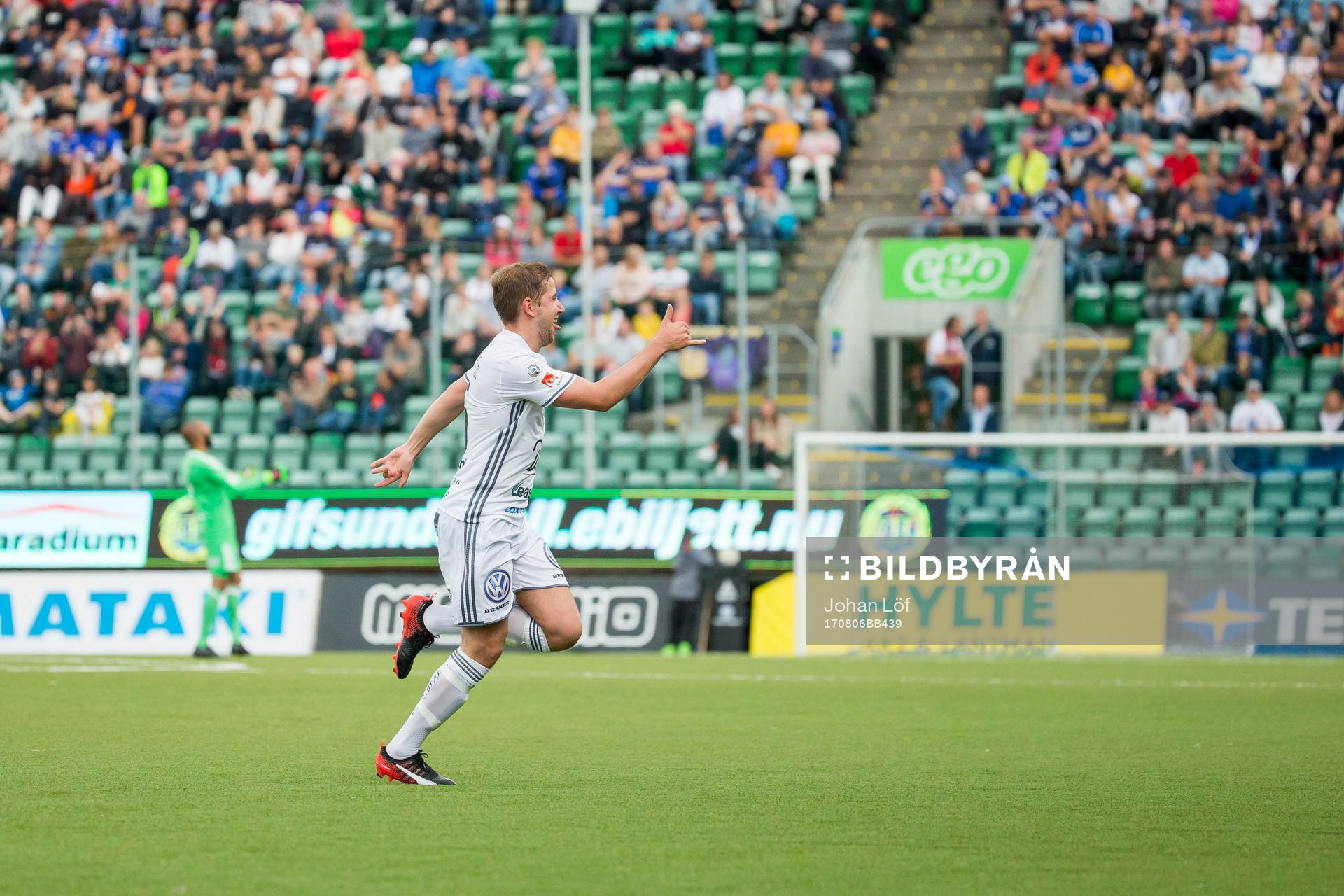 Östersunds Darijan Bojanic jublar efter sitt 0-1 mål under fotbollsmatchen i allsvenskan mellan Sundsvall och Östersund den 6 AUGUSTI 2017 i SUNDSVALL.