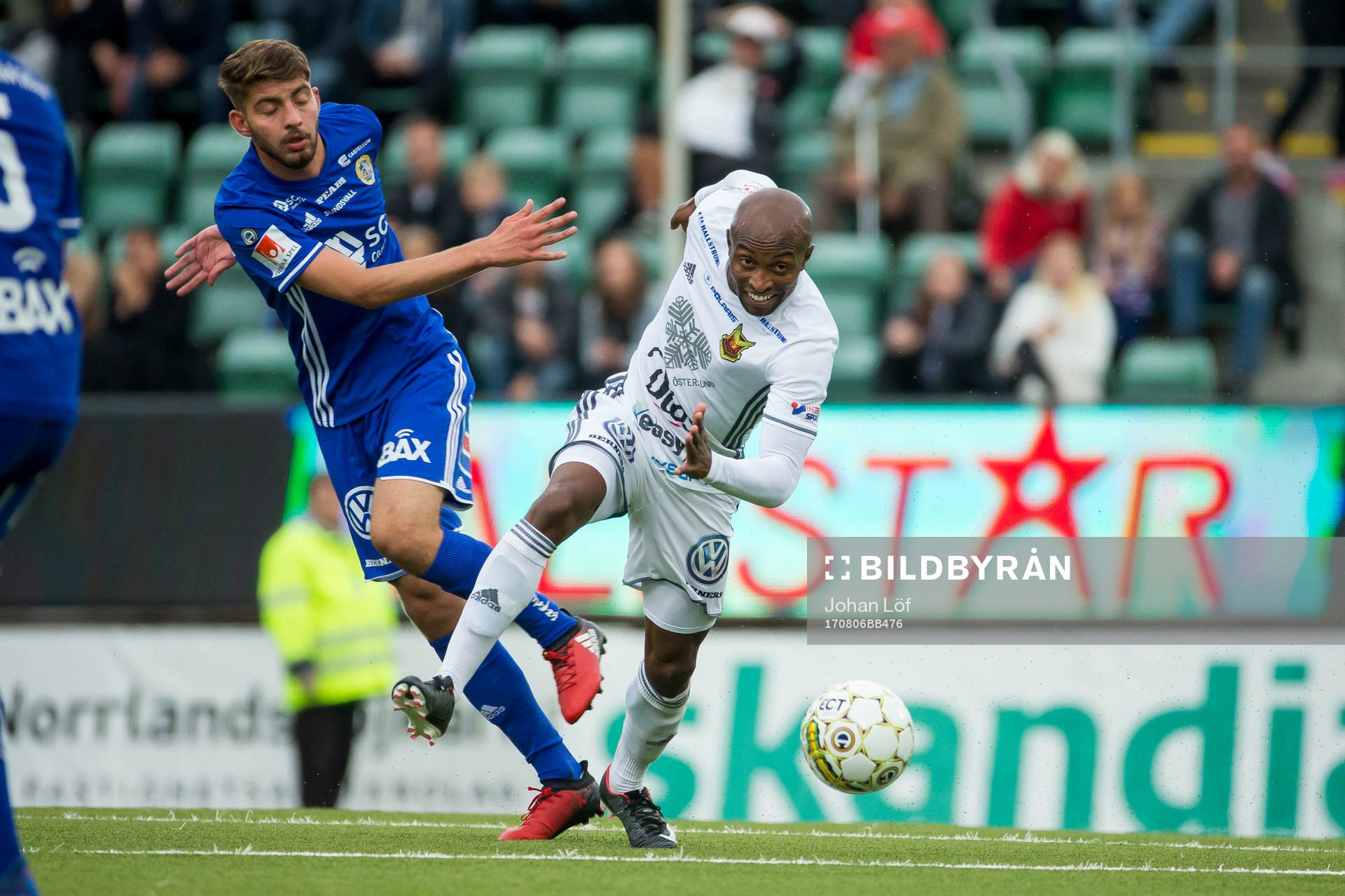 Östersunds Fouad Bachirou i kamp om boll med Sundsvalls