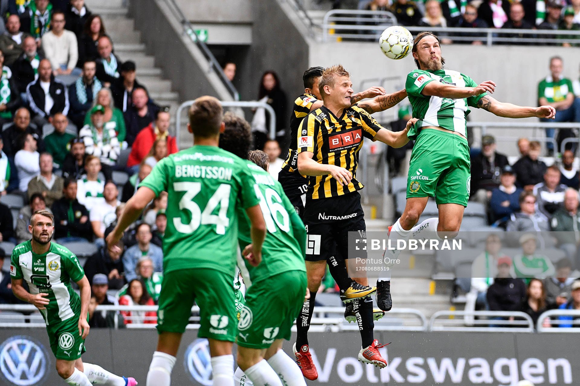 Hammarbys Björn Paulsen i nickduell med Häckens Juhani