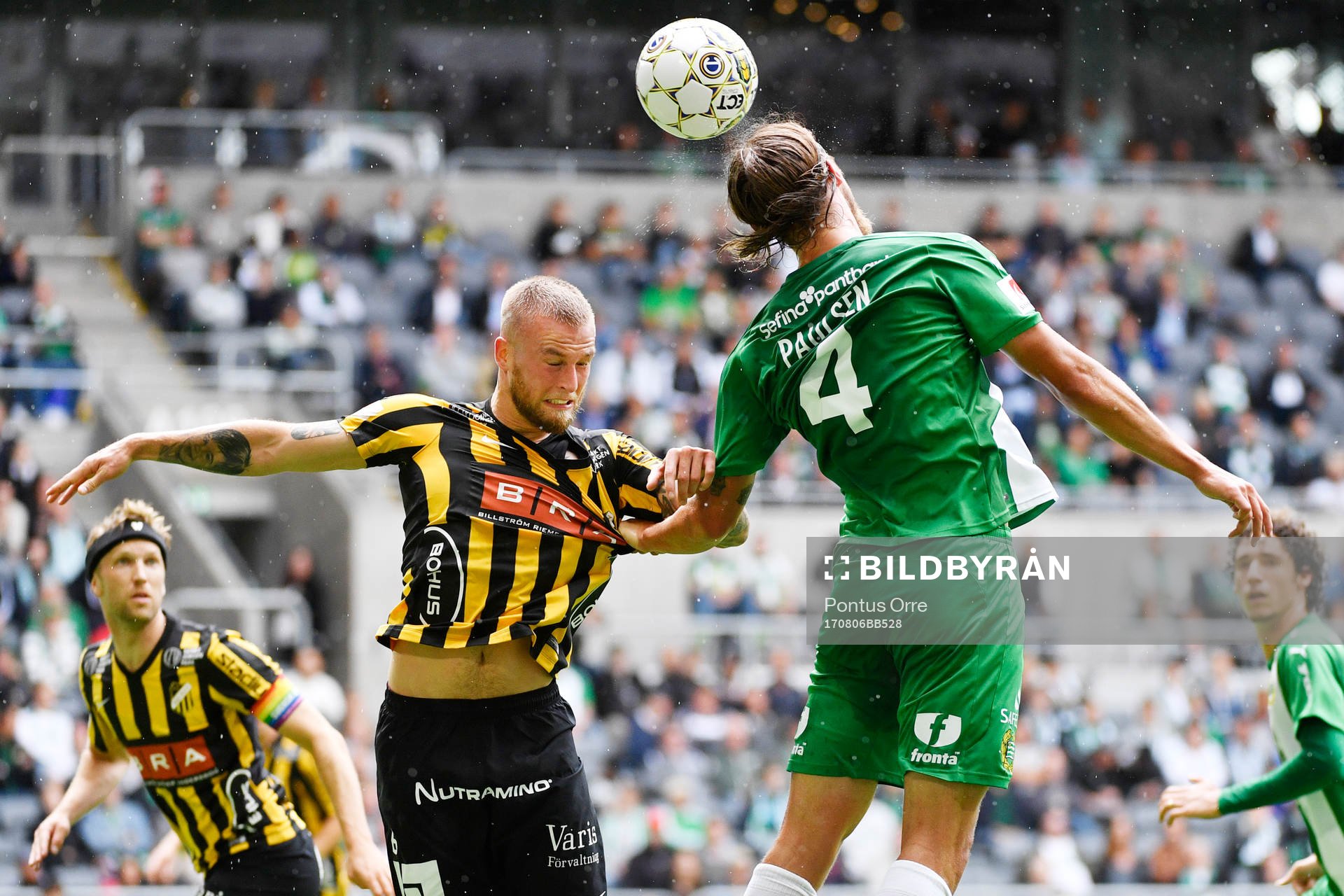 Hammarbys Björn Paulsen i nickduell med Häckens Alexander