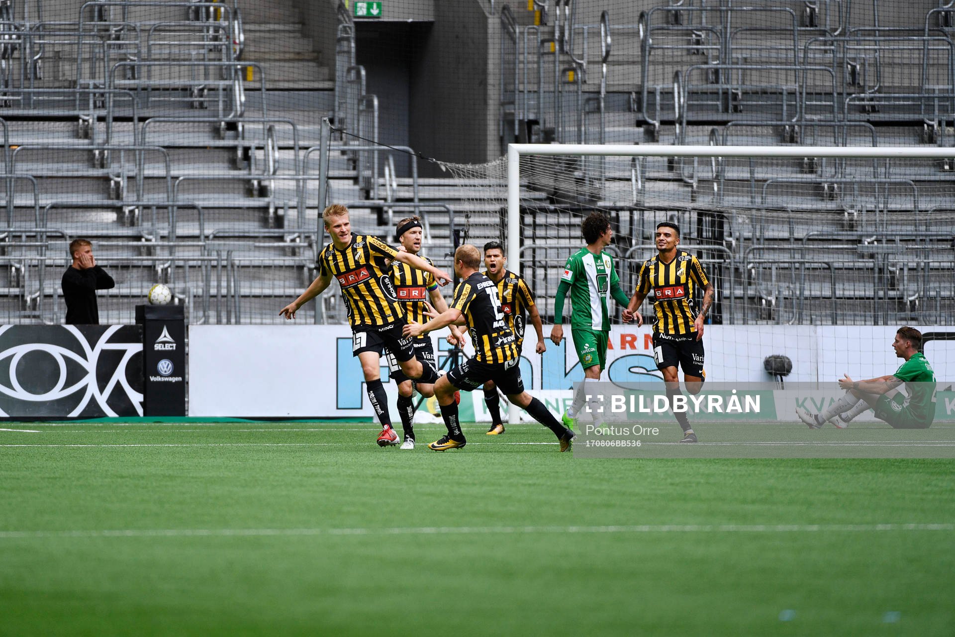 Häckens Juhani Ojala jublar med Kari Arkivuo