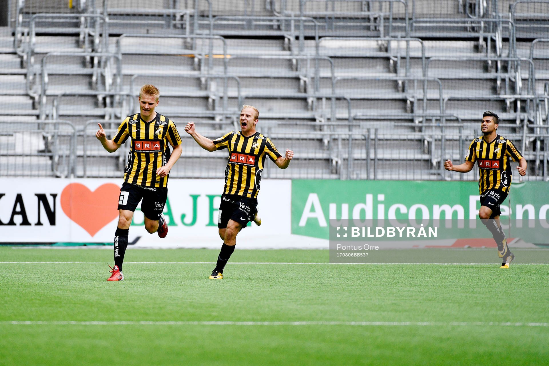 Häckens Juhani Ojala jublar med Kari Arkivuo
