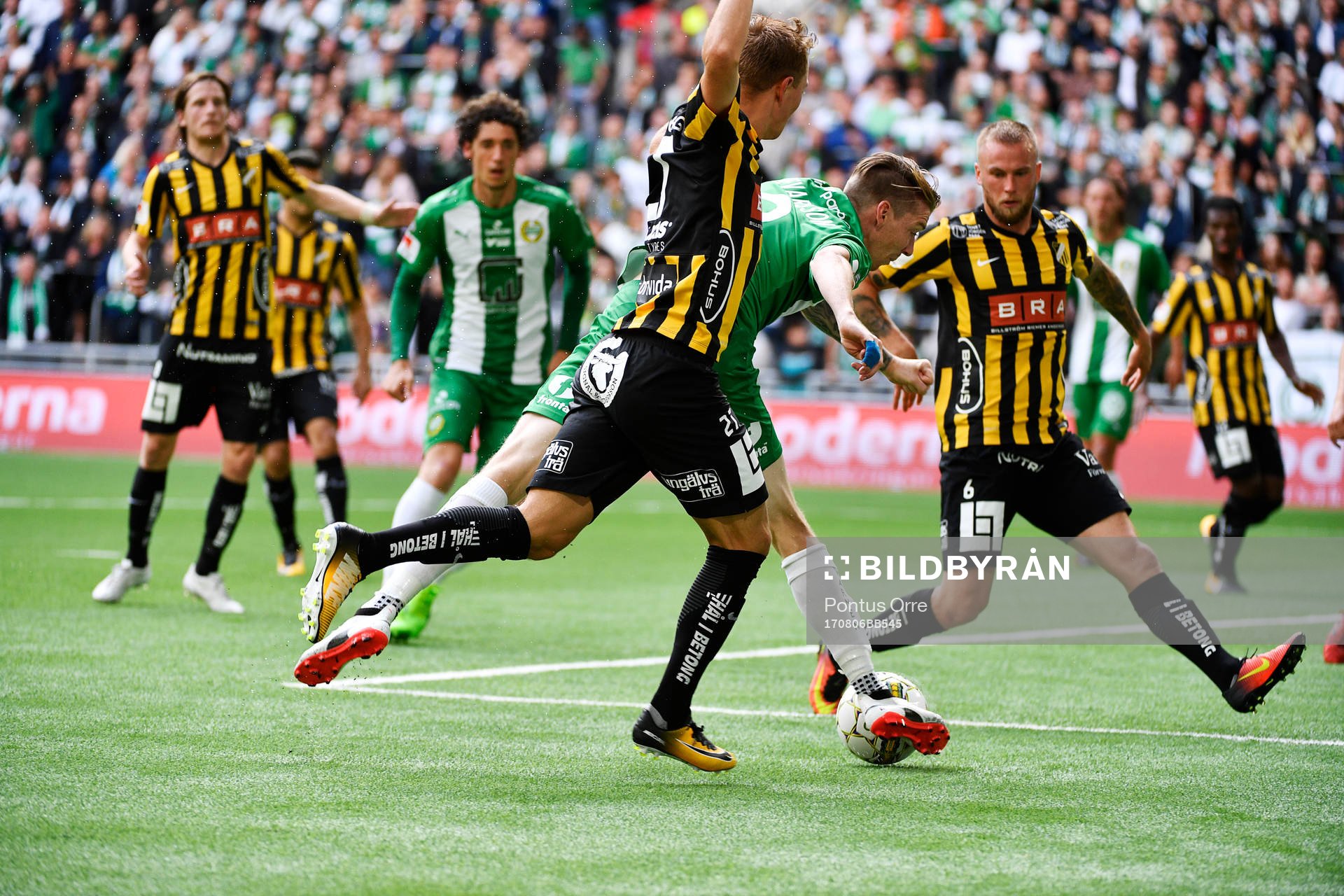 Hammarbys Birkir Már Saevarsson dras ned av försvarare i