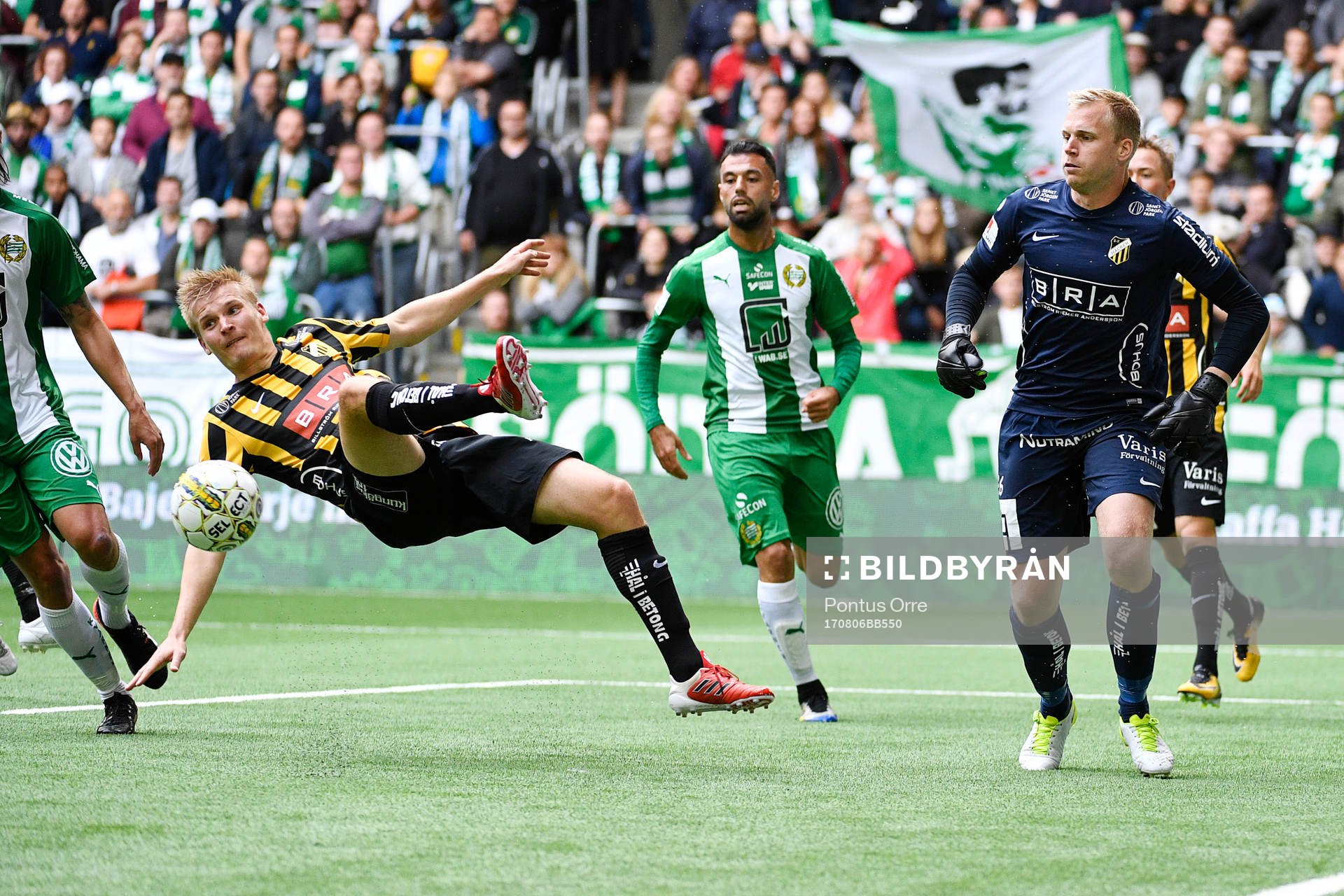 Häckens Juhani Ojala rensar undan i målområdet