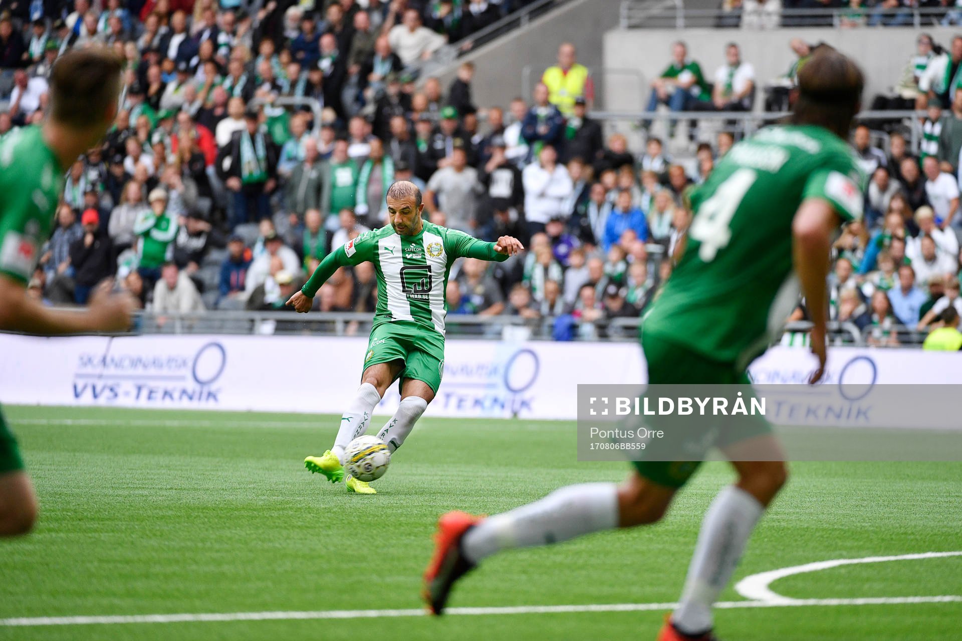 Hammarbys Kennedy Bakircioglu slår en frispark