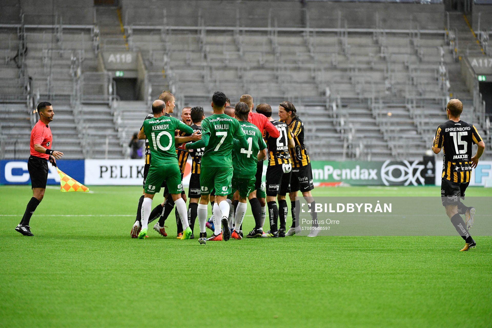 Stökigt och bråkigt i samband med hammarbys kvitteringsmål (1-1) under fotbollsmatchen i Allsvenskan mellan Hammarby och Häcken den 6 augusti 2017 i Stockholm. 