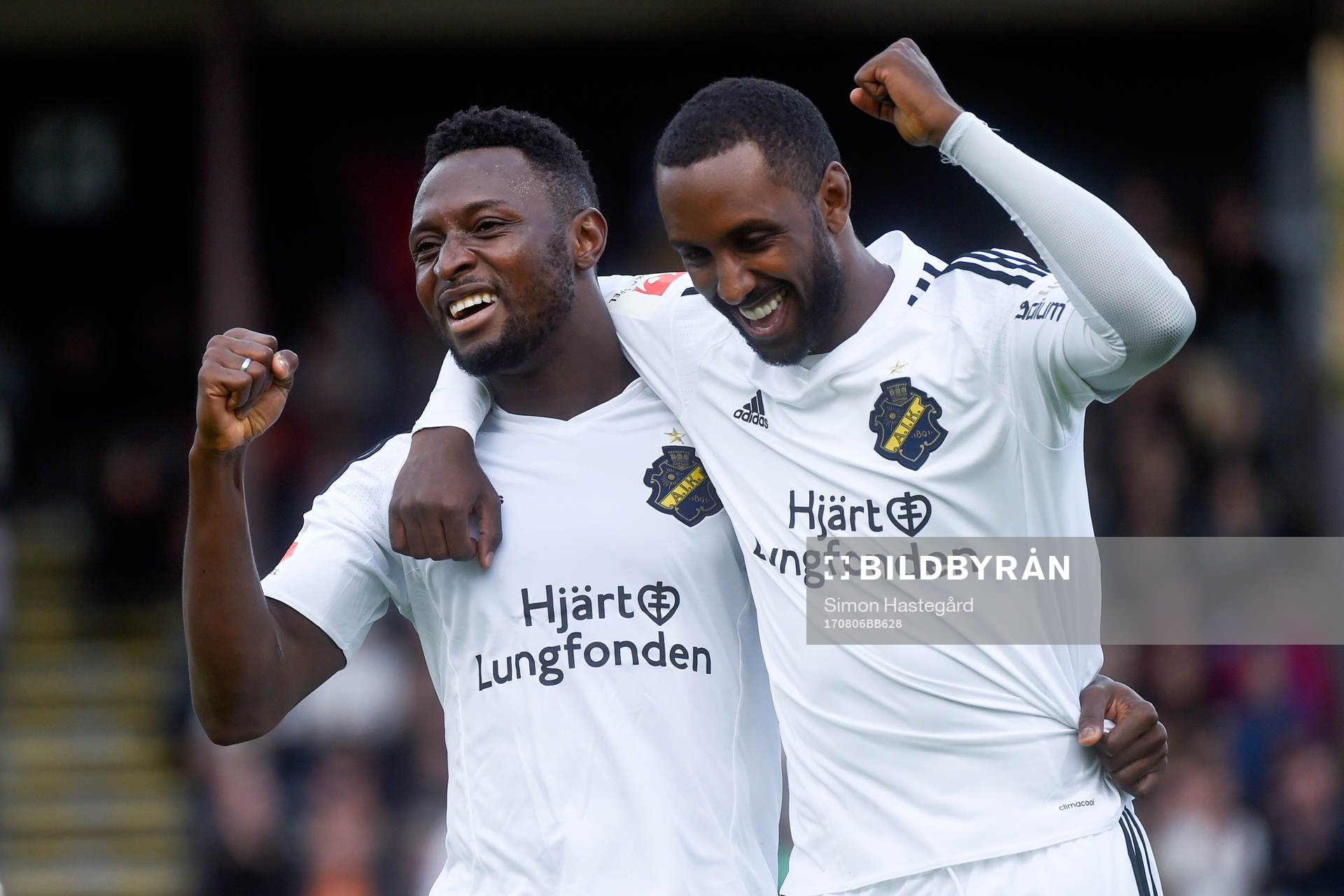 s Chinedu Ogbuke Obasi jublar med Henok Goitom som gjort