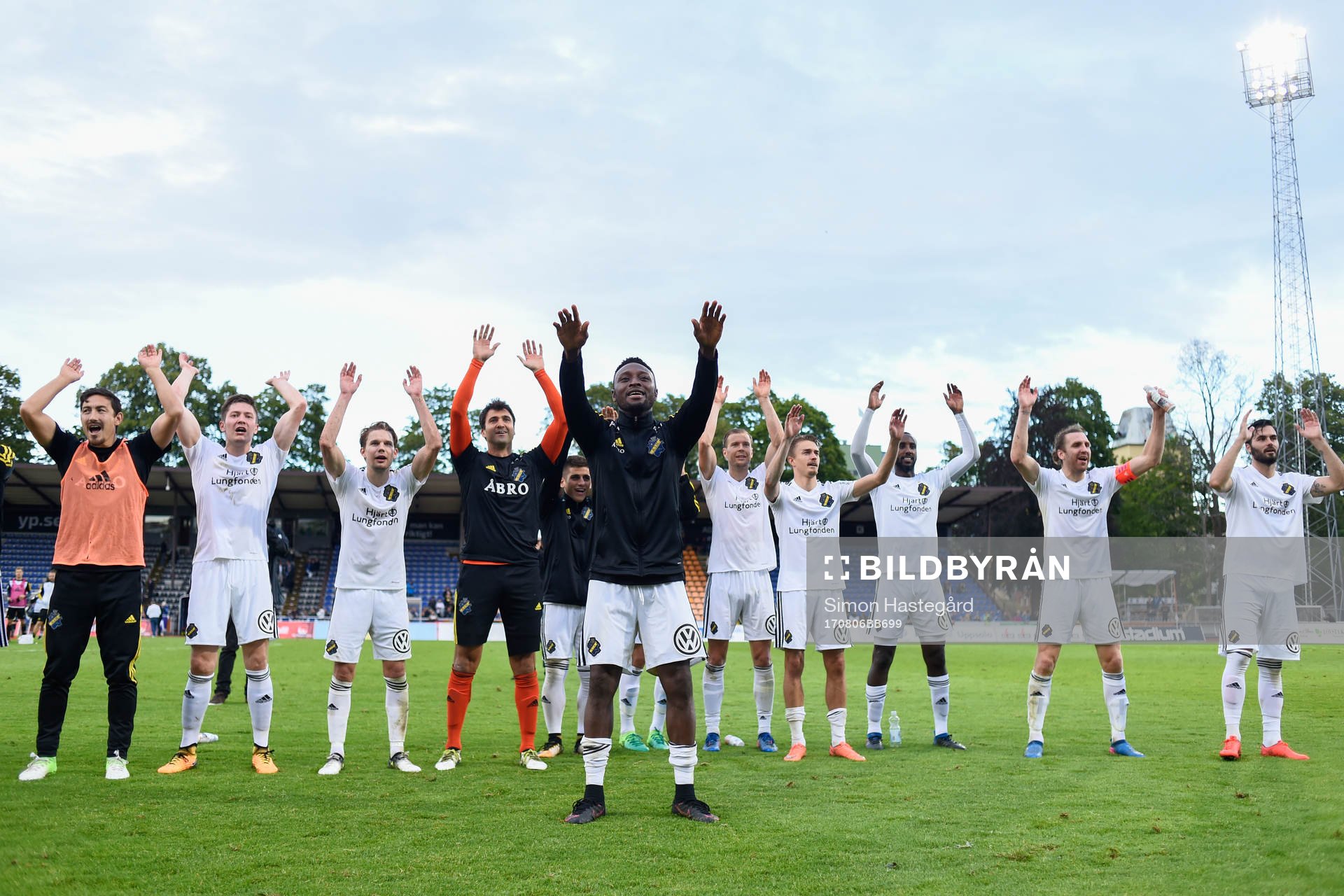s Chinedu Ogbuke Obasi jublar med lagkamrater