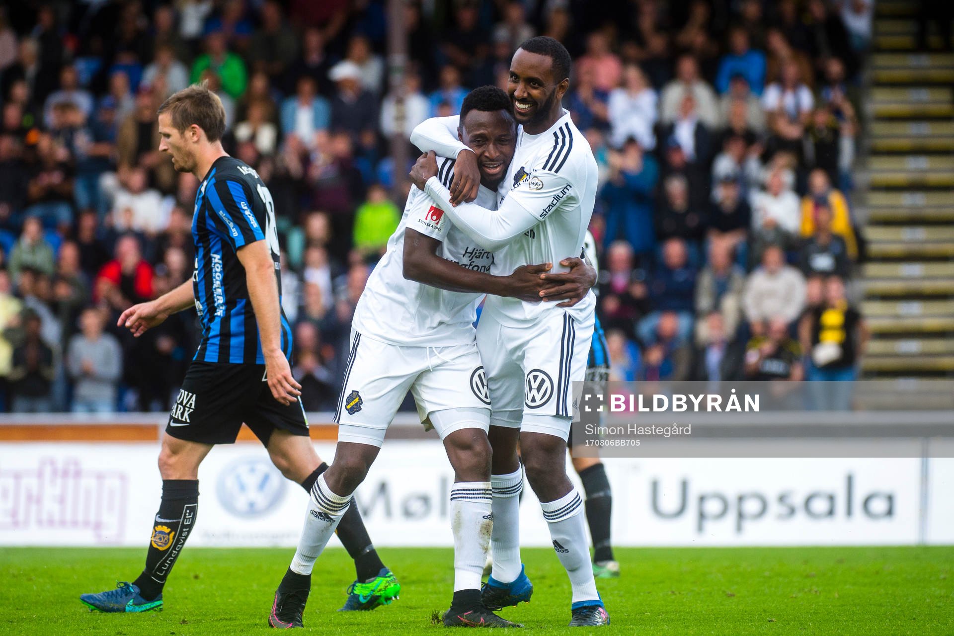 s Henok Goitom och Chinedu Ogbuke Obasi jublar