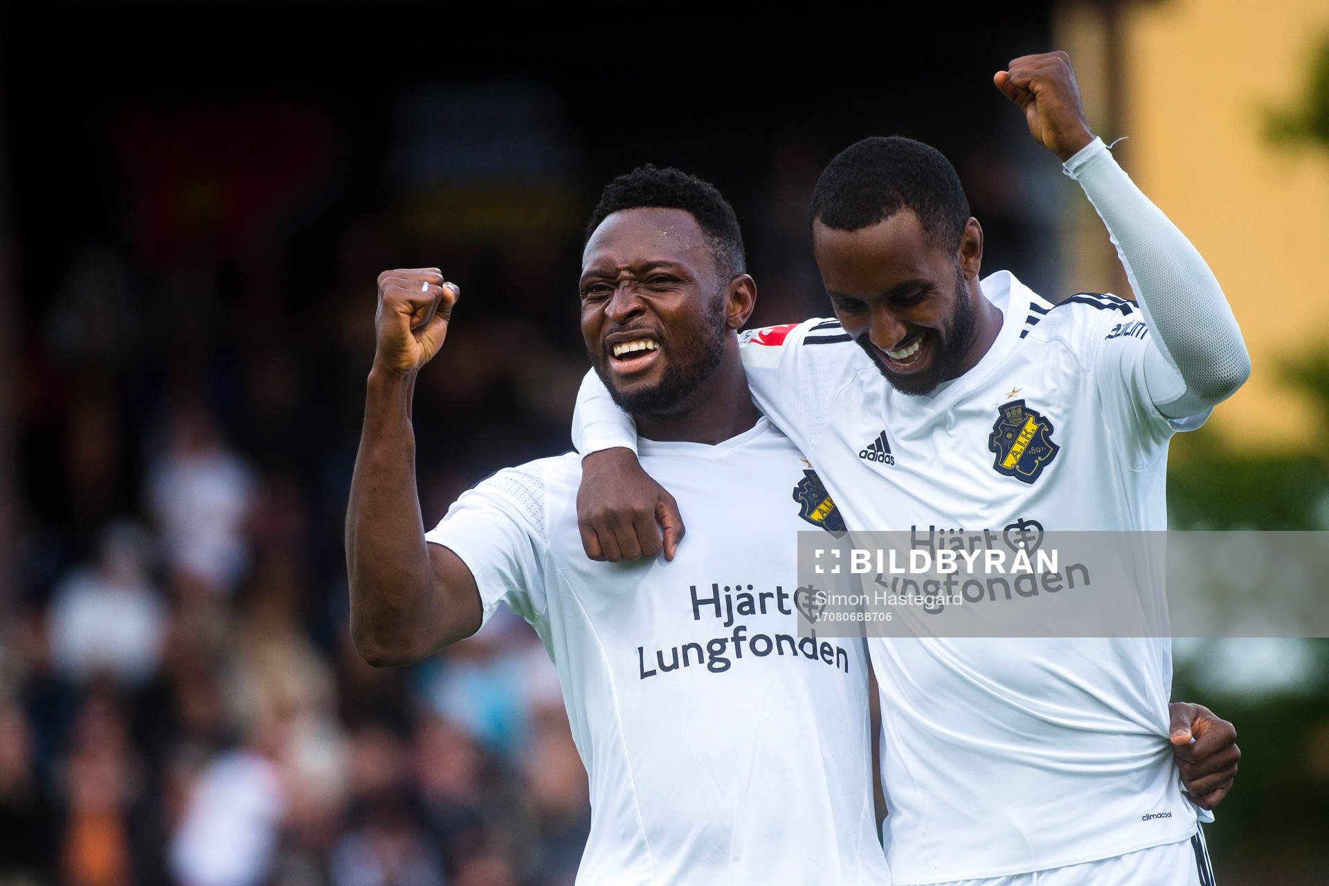 s Henok Goitom och Chinedu Ogbuke Obasi jublar