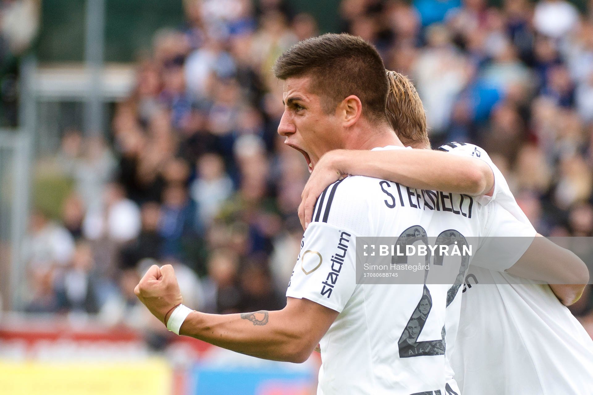 s Daniel Sundgren och Nicolas Marcelo Stefanelli jublar
