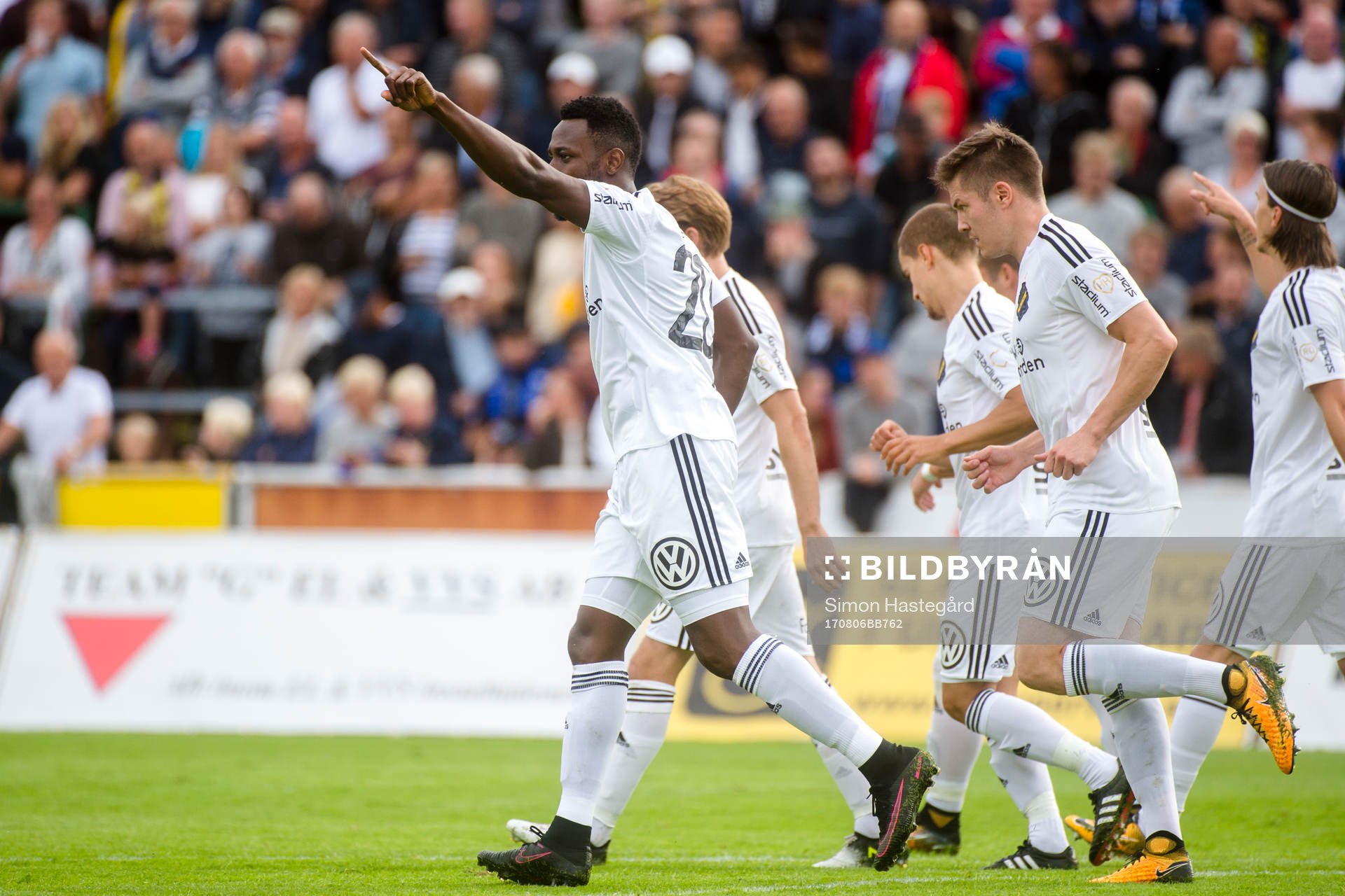 s Chinedu Ogbuke Obasi jublar