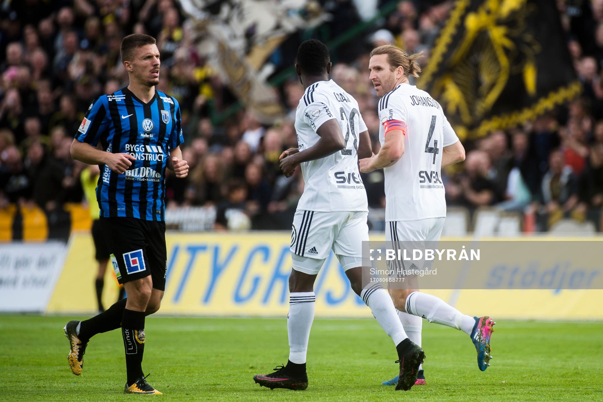 s Chinedu Ogbuke Obasi och Nils-Eric Johansson jublar