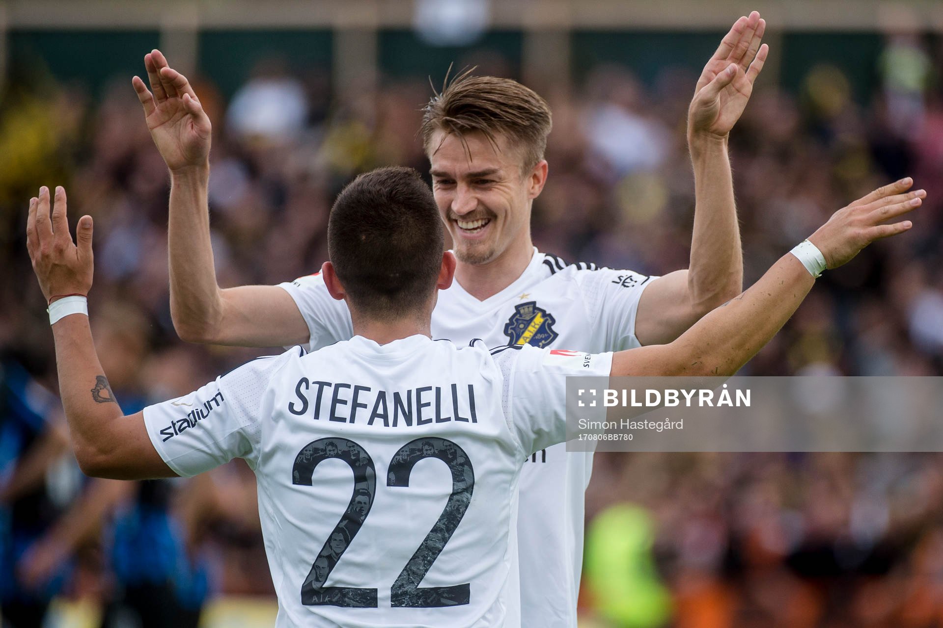 s Nicolas Marcelo Stefanelli och Rasmus Lindkvist jublar