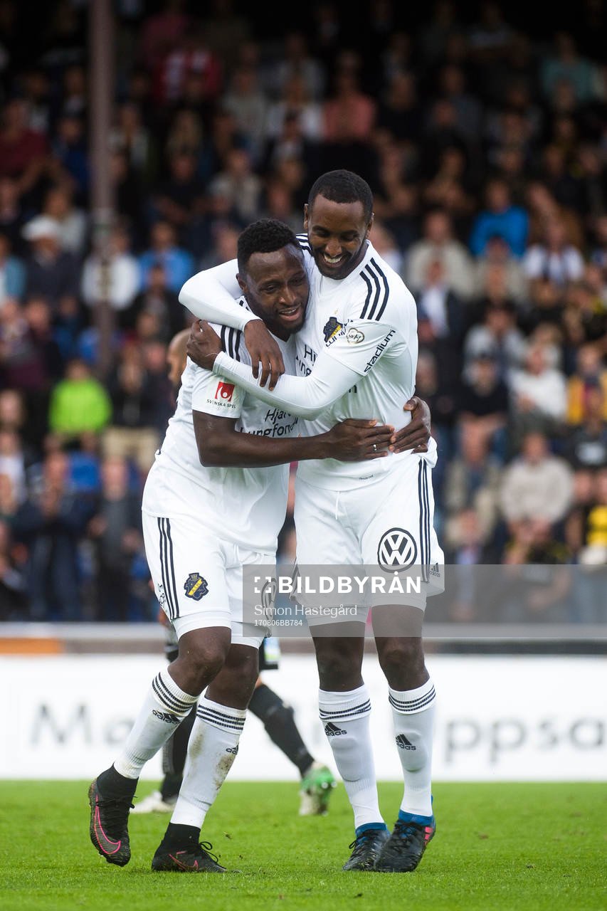 s Chinedu Ogbuke Obasi och Henok Goitom jublar