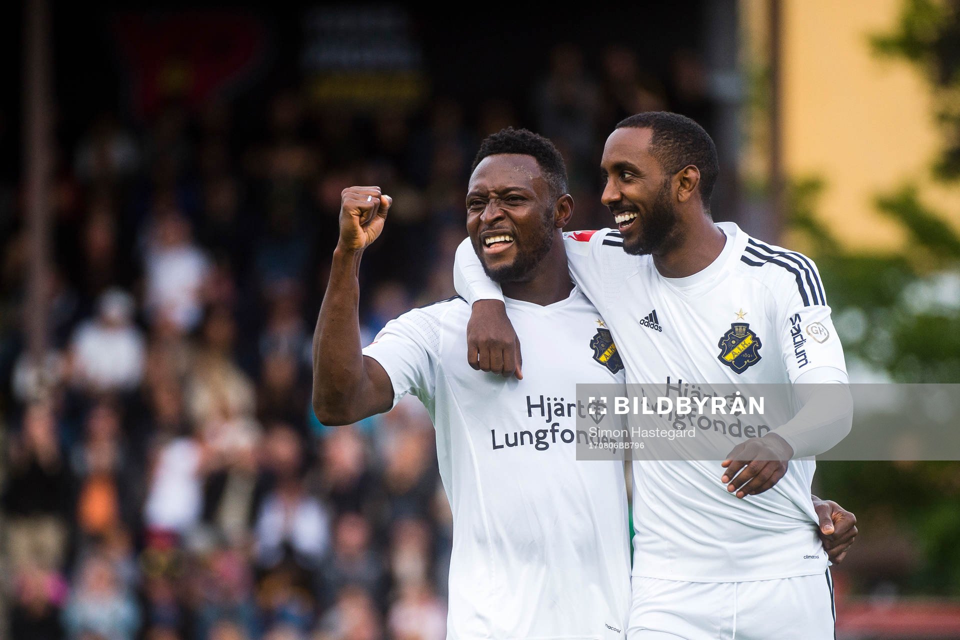 s Chinedu Ogbuke Obasi och Henok Goitom jublar