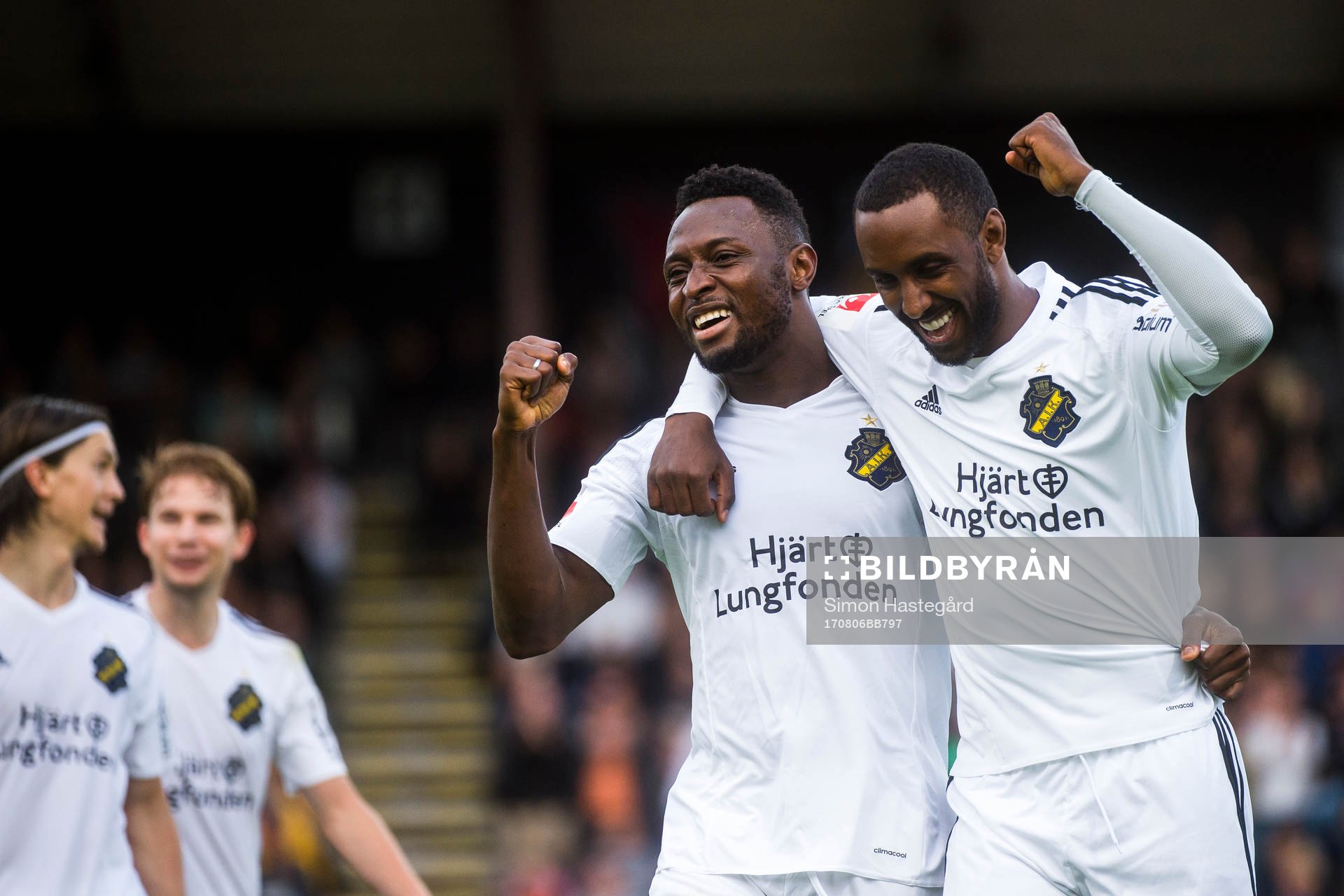 s Chinedu Ogbuke Obasi och Henok Goitom jublar