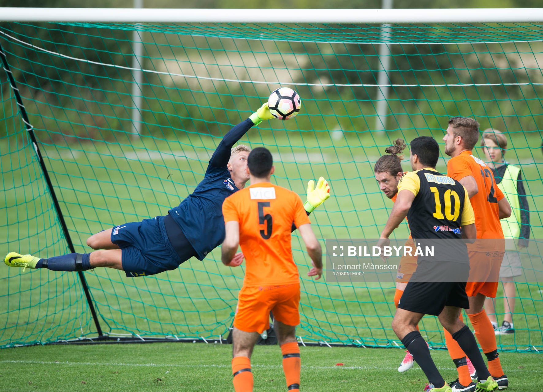 Torns målvakt räddar i matchen i division 2 mellan Torn