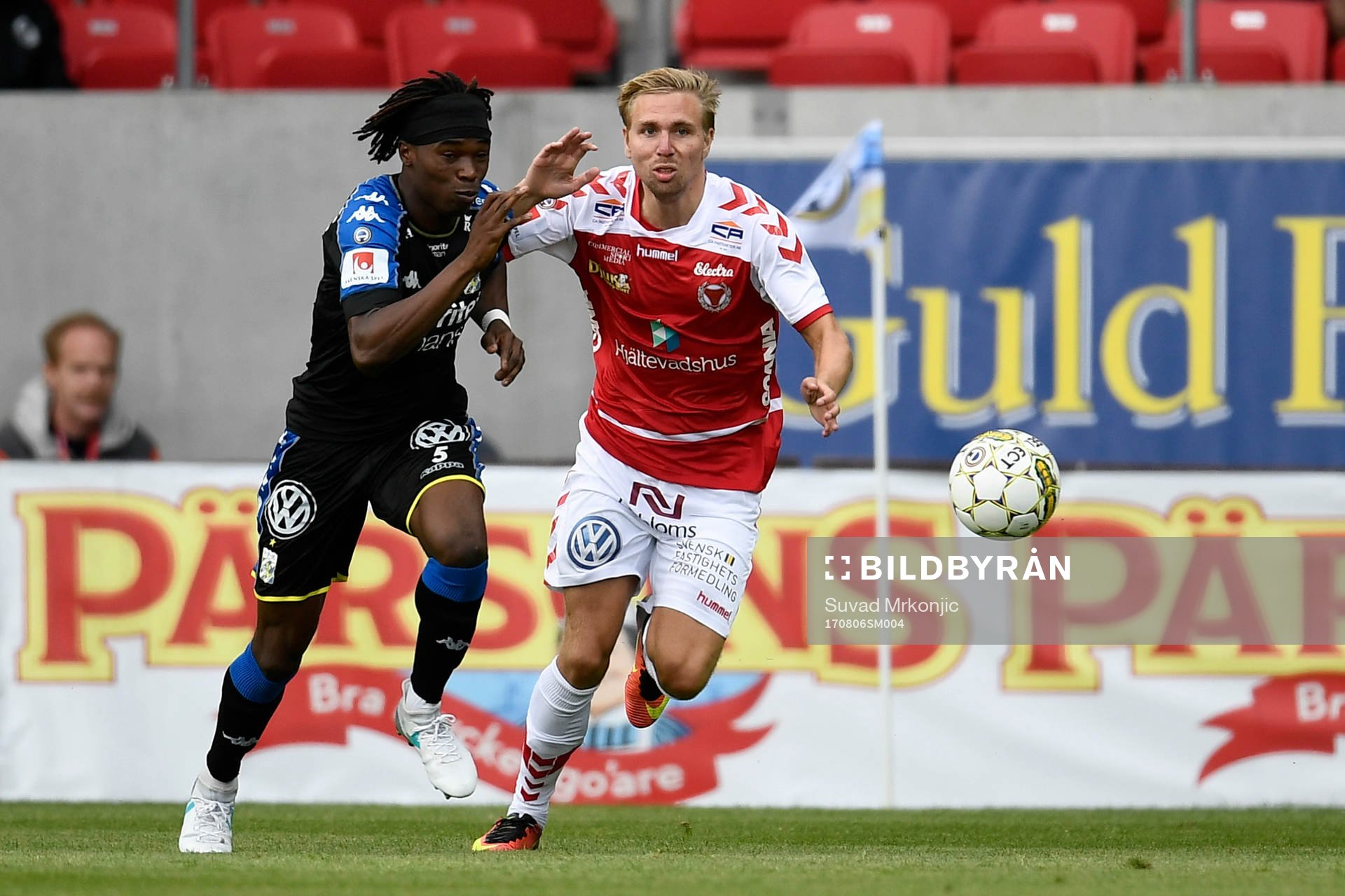 IFK Göteborgs Sam Adekugbe i kamp om bollen med Kalmars Jonathan Ring under fotbollsmatchen i Allsvenskan mellan Kalmar och IFK Göteborg den 6 augusti 2017 i Kalmar.