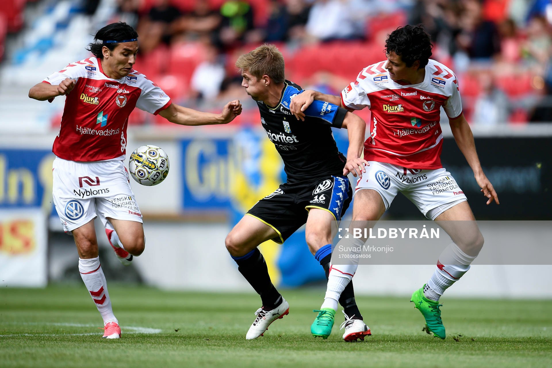 IFK Göteborgs Mikael Boman i kamp om bollen med Kalmars