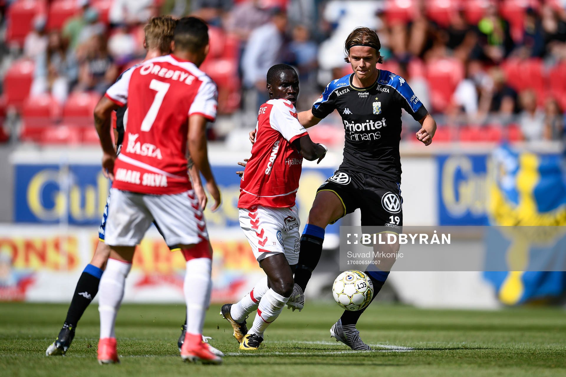 Kalmars Papa Alioune Diouf och IFK Göteborgs August Erlingmark i kamp om bollen under fotbollsmatchen i Allsvenskan mellan Kalmar och IFK Göteborg den 6 augusti 2017 i Kalmar.
