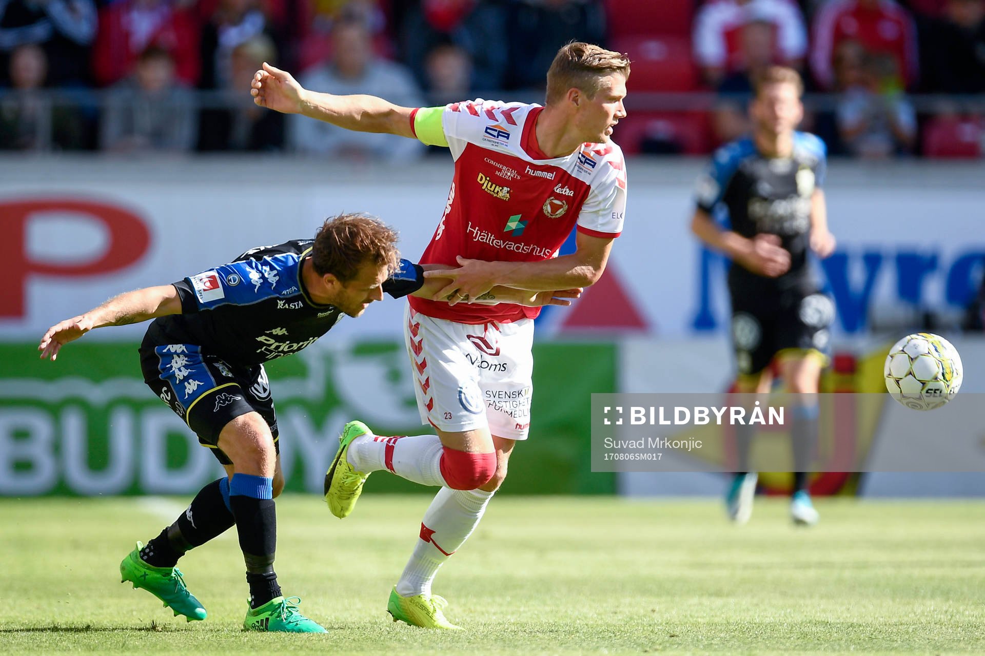 IFK Göteborgs Tobias Hysén och Kalmars Viktor Elm under fotbollsmatchen i Allsvenskan mellan Kalmar och IFK Göteborg den 6 augusti 2017 i Kalmar.