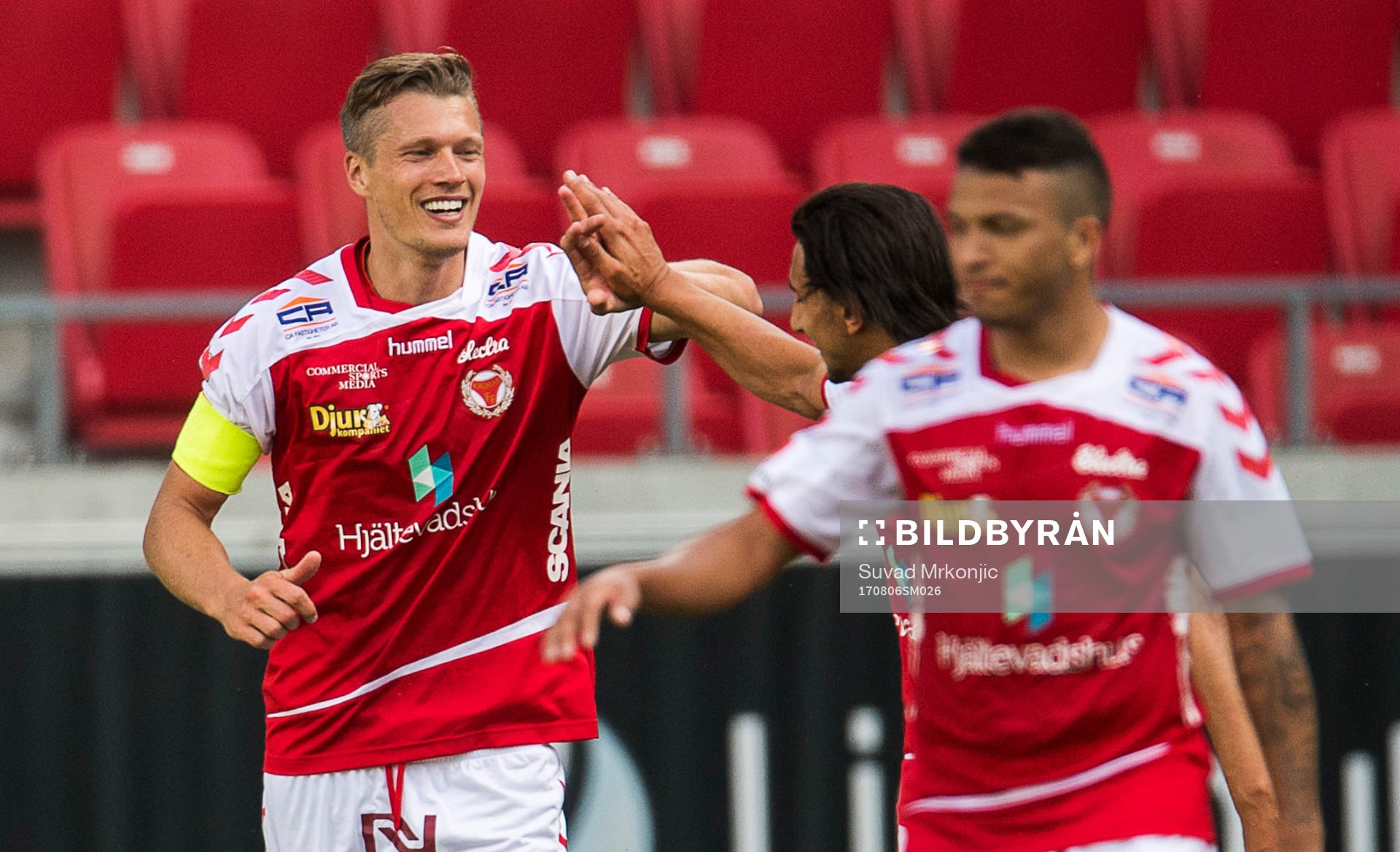 Kalmars Viktor Elm jublar tillsammans med Mahmoud Eid efter att han gjort 1-0-målet under fotbollsmatchen i Allsvenskan mellan Kalmar och IFK Göteborg den 6 augusti 2017 i Kalmar.