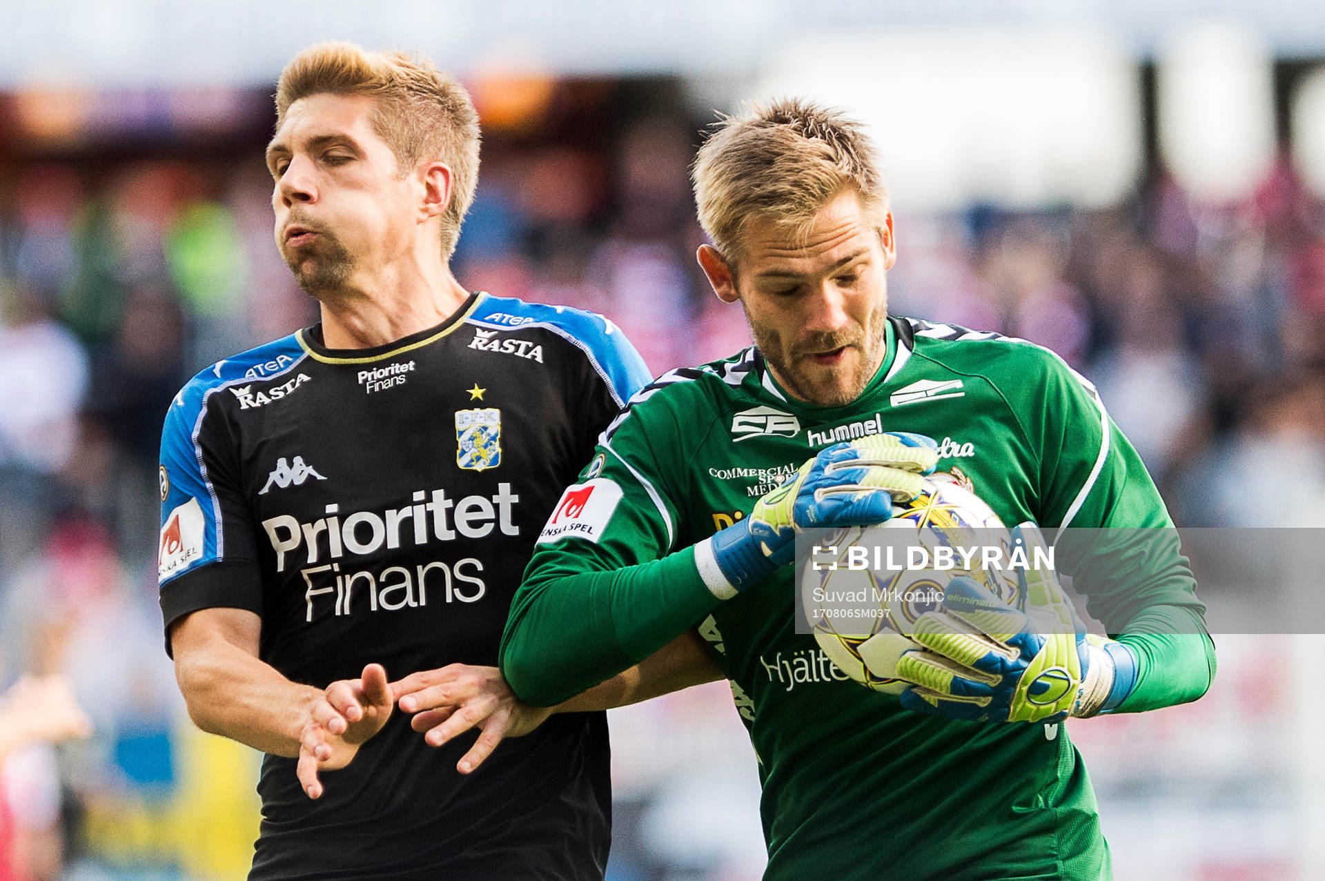 IFK Göteborgs Mikael Boman och Kalmars målvakt Lucas