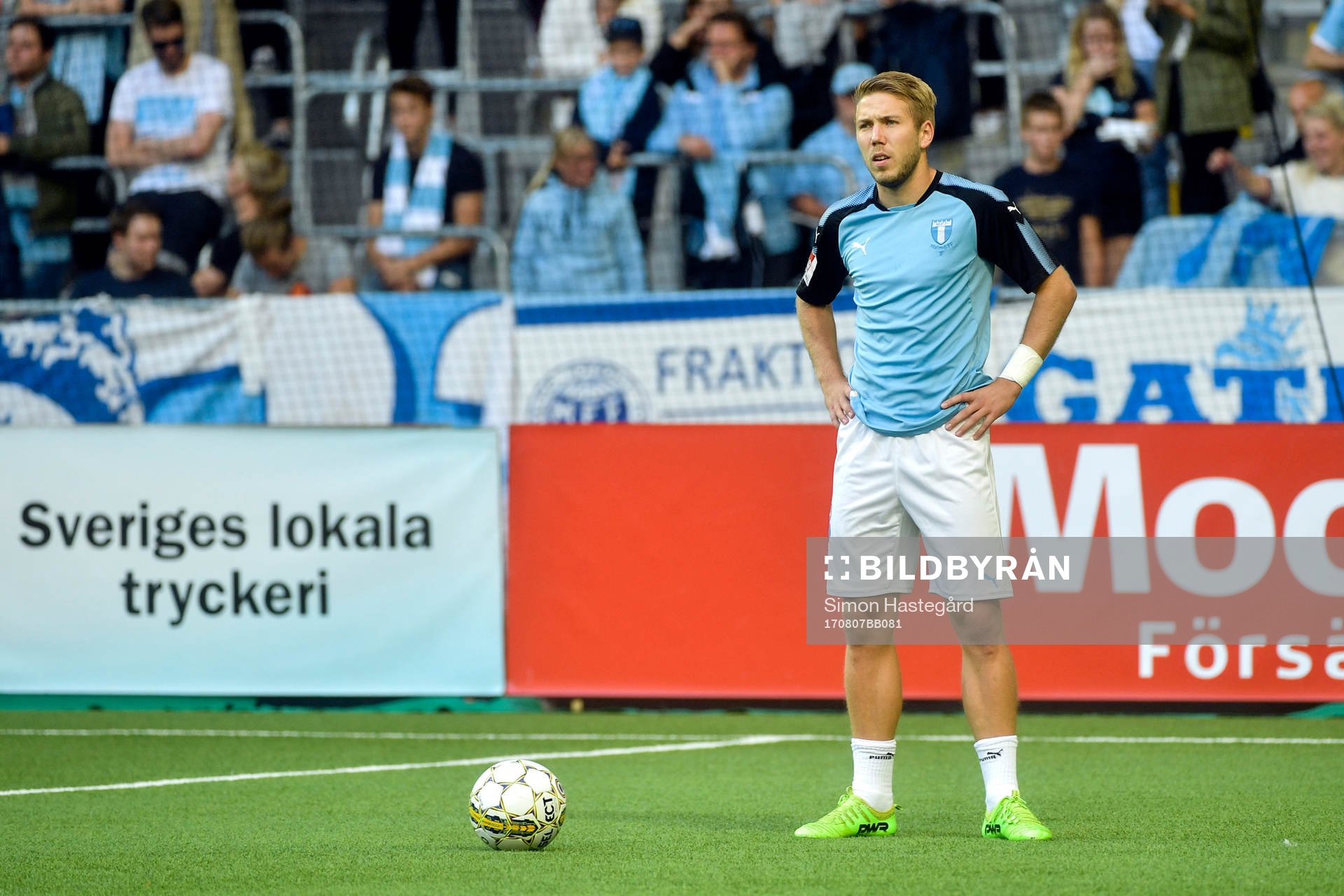 Malmö FFs Anton Tinnerholm värmer upp
