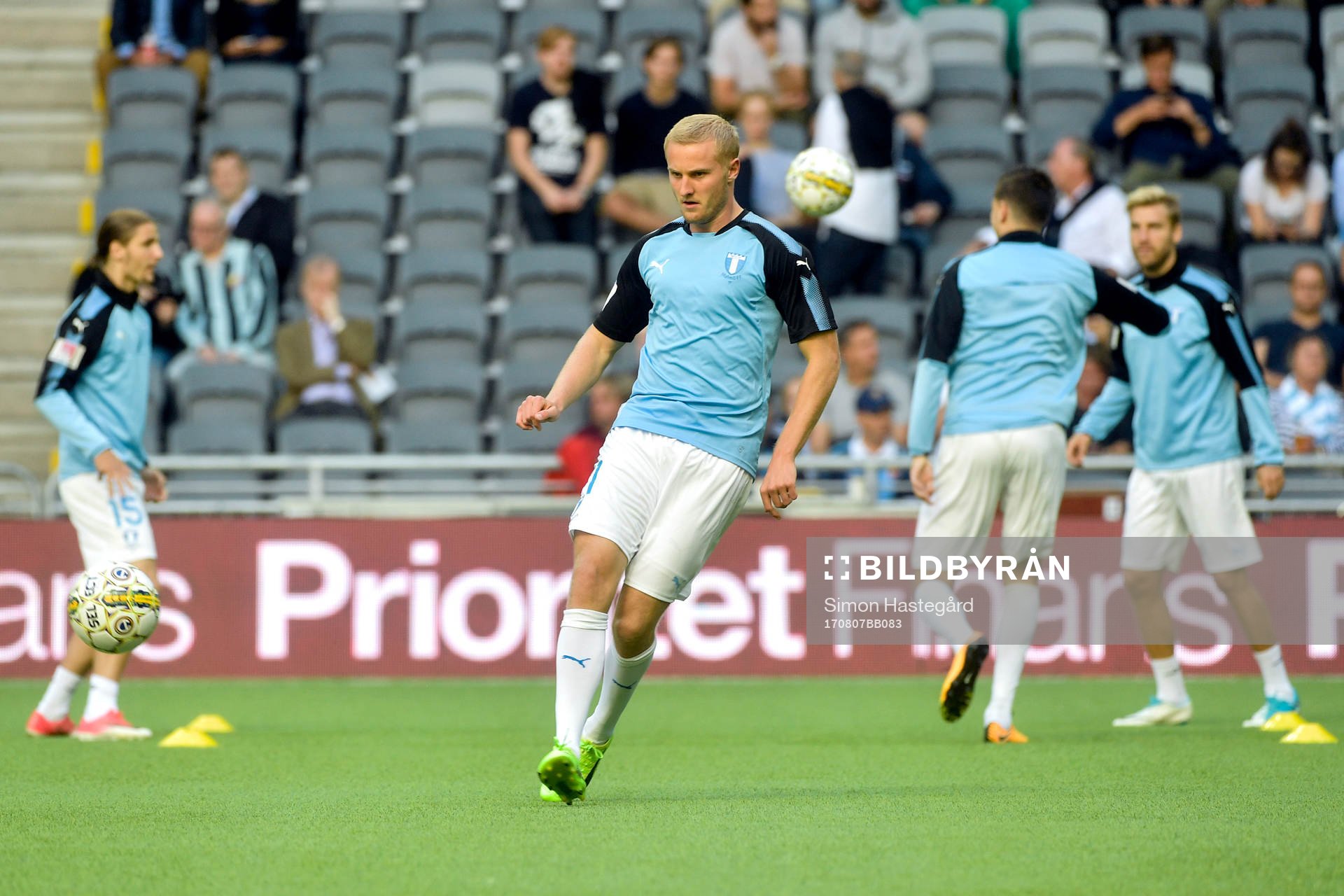Malmö FFs Franz Brorsson värmer upp