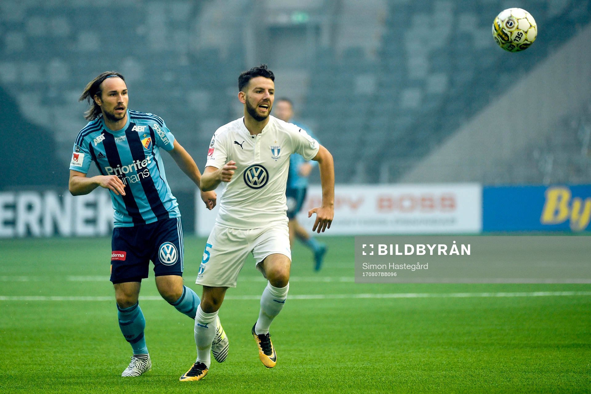 Djurgårdens Kevin Walker och Malmö FFs Erdal Rakip