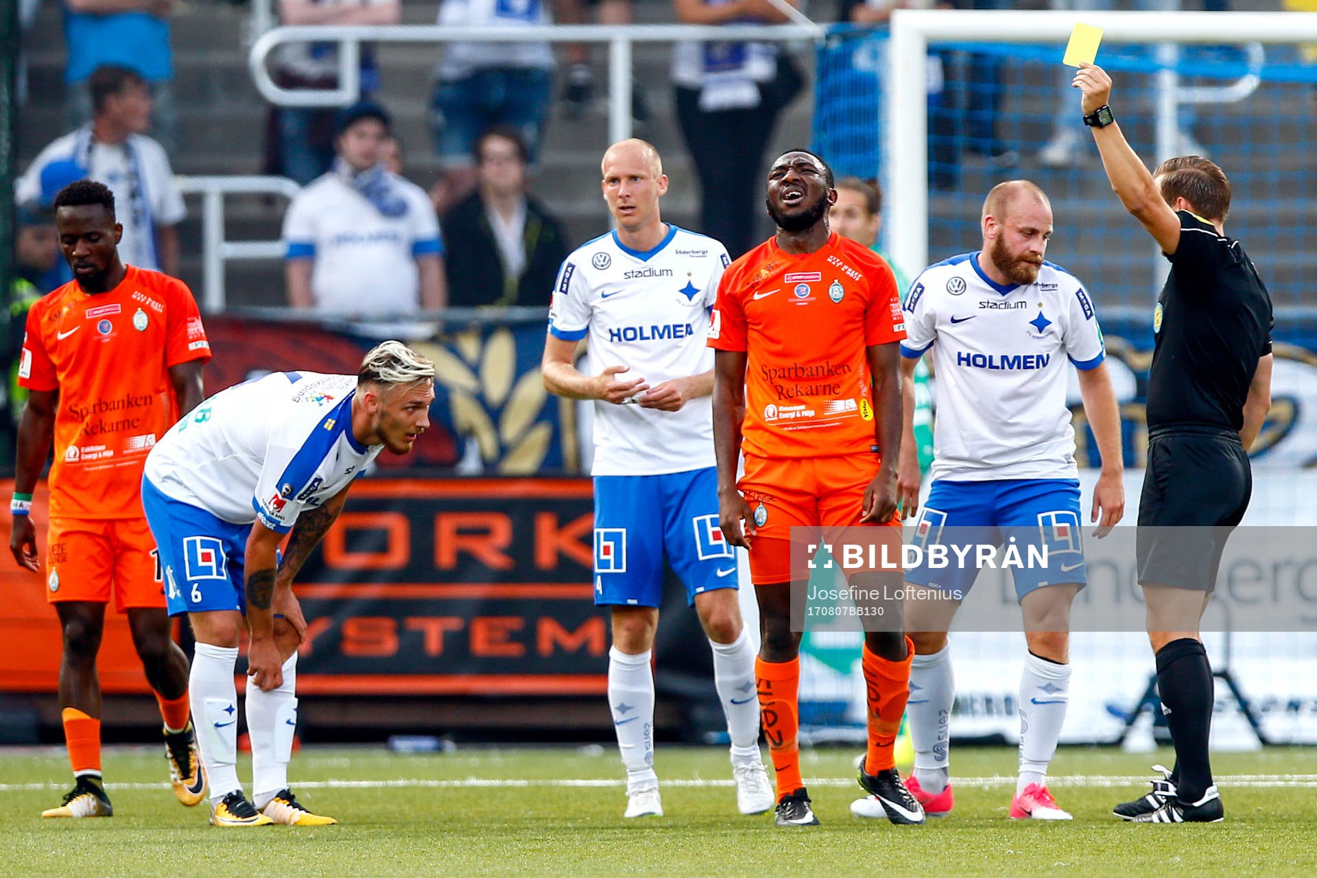 AFC Eskilstunas Chidi Omeje får gult kort av domare