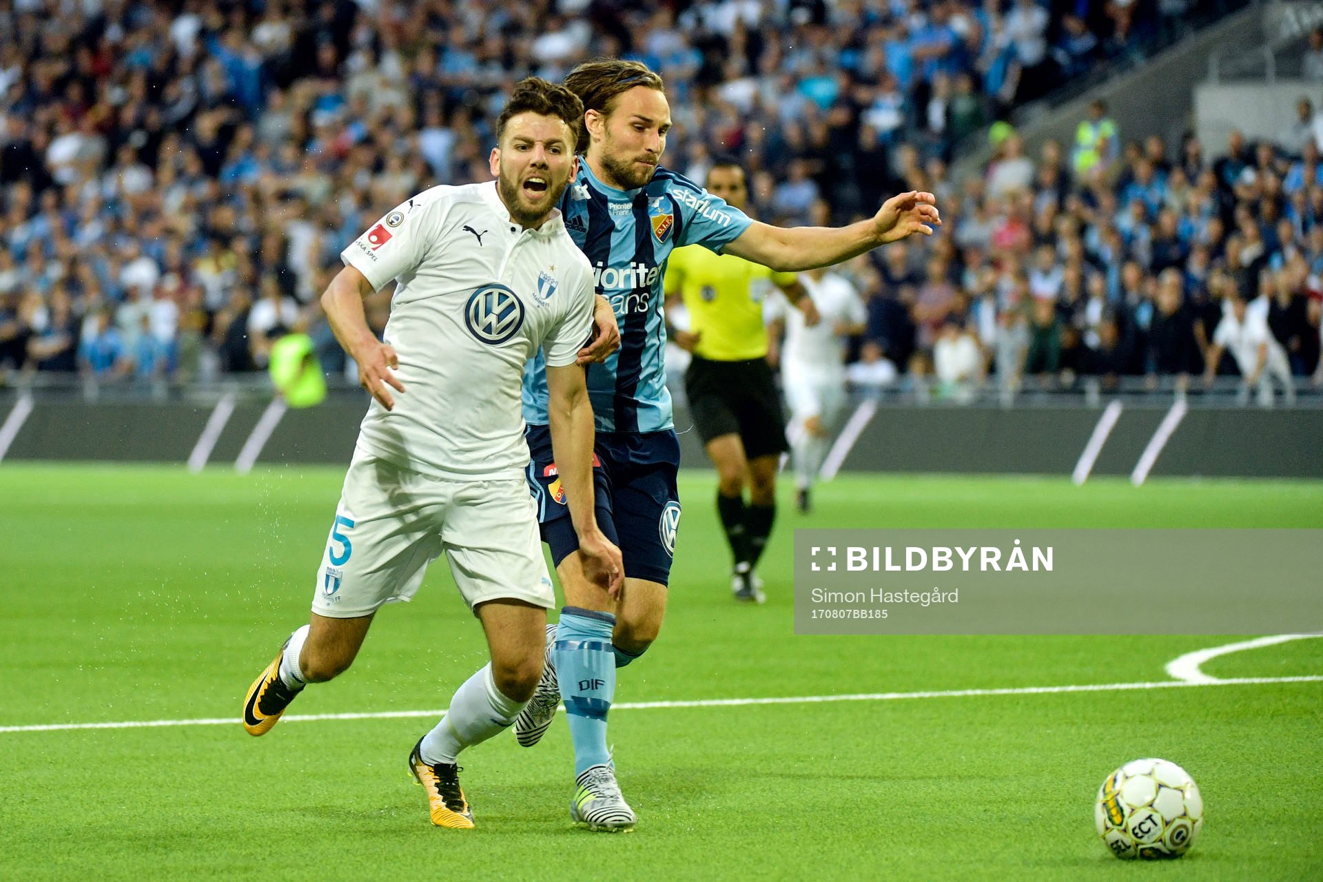 Malmö FFs Erdal Rakip faller i straffområdet i en diuell