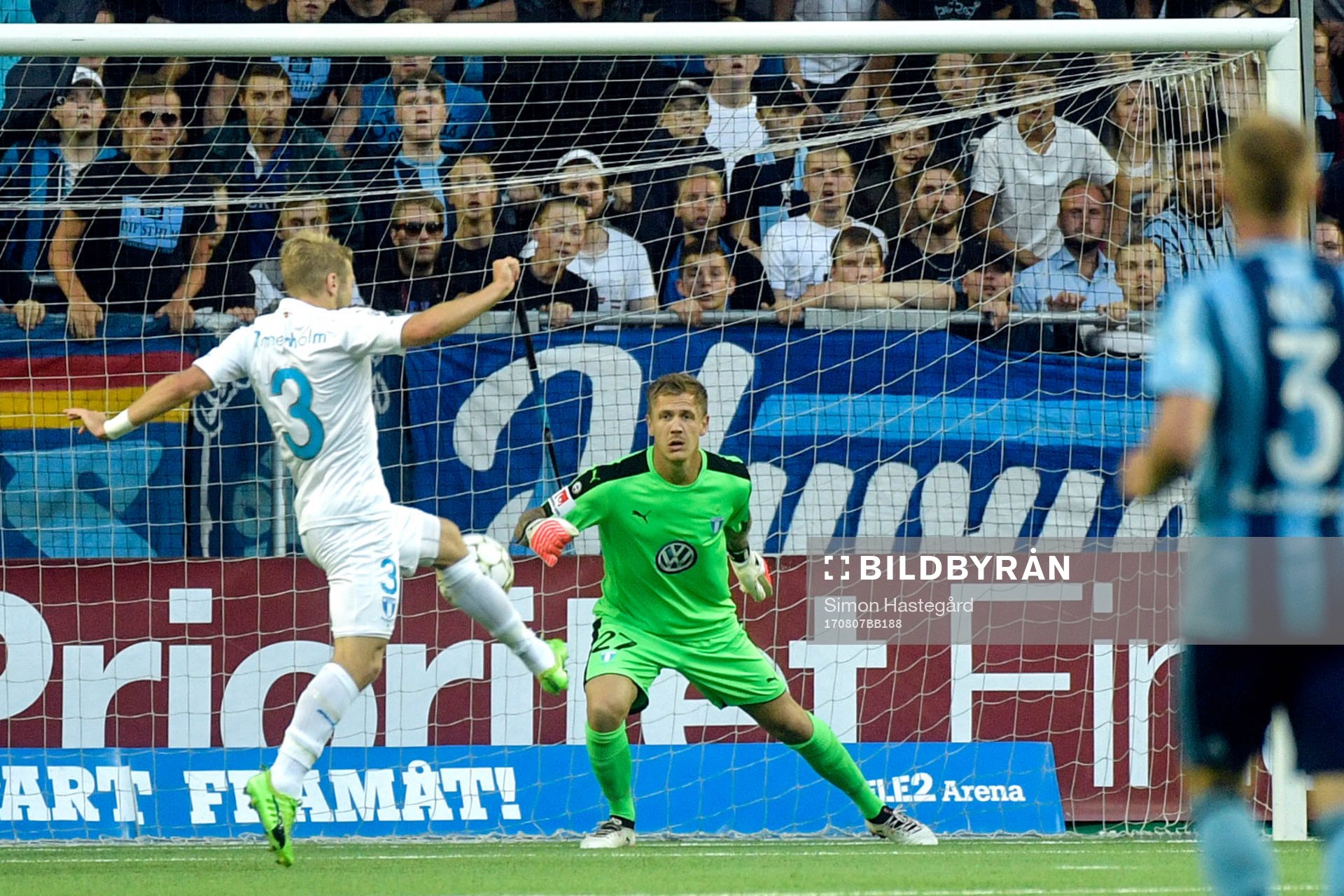 Malmö FFs Anton Tinnerholm rensar framför målvakt Johan