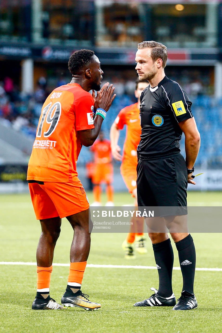 AFC Eskilstunas Mohamed Buya Turay reagerar mot domare