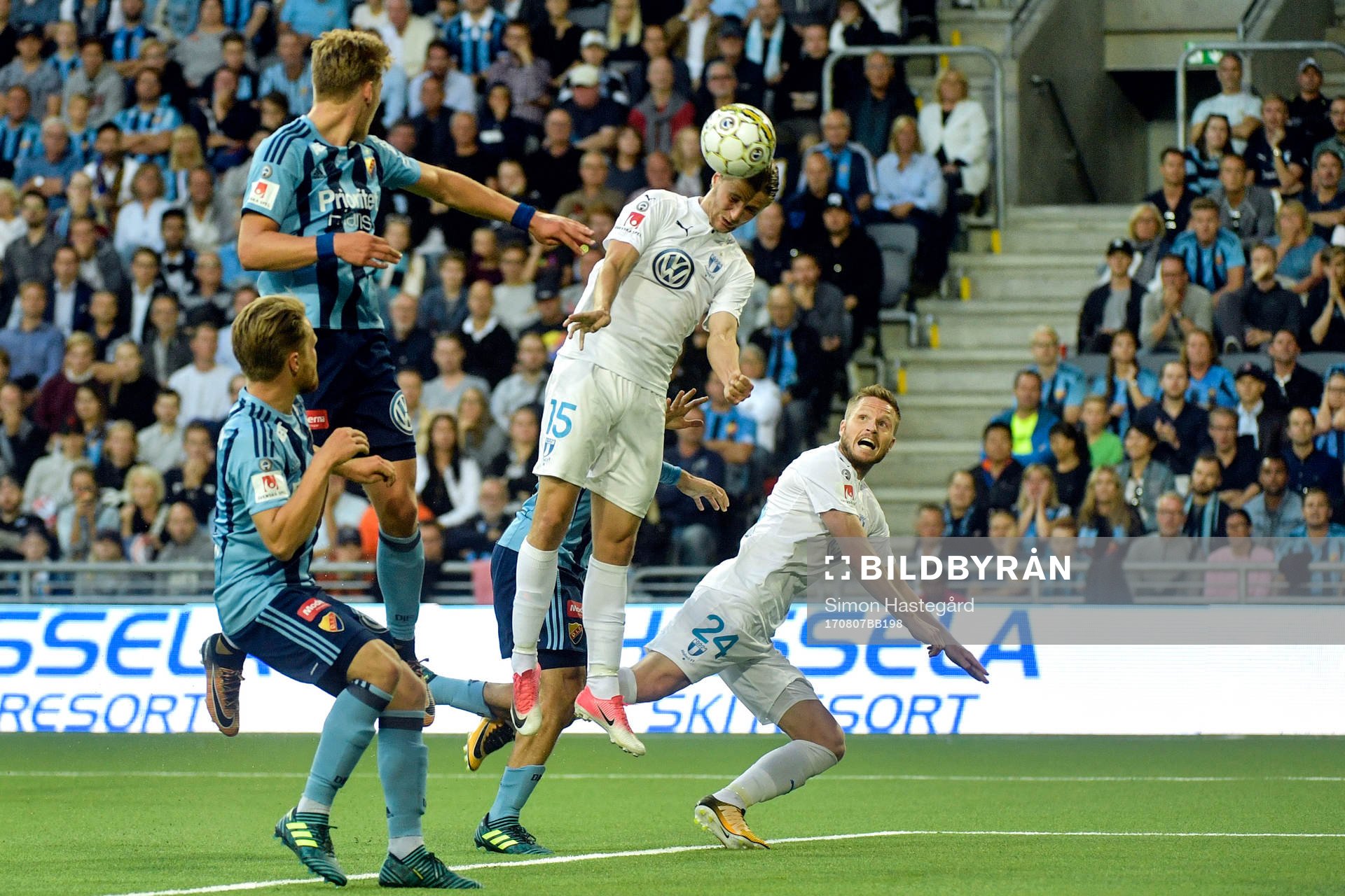 Malmö FFs Pawel Cibicki har en fin målchans
